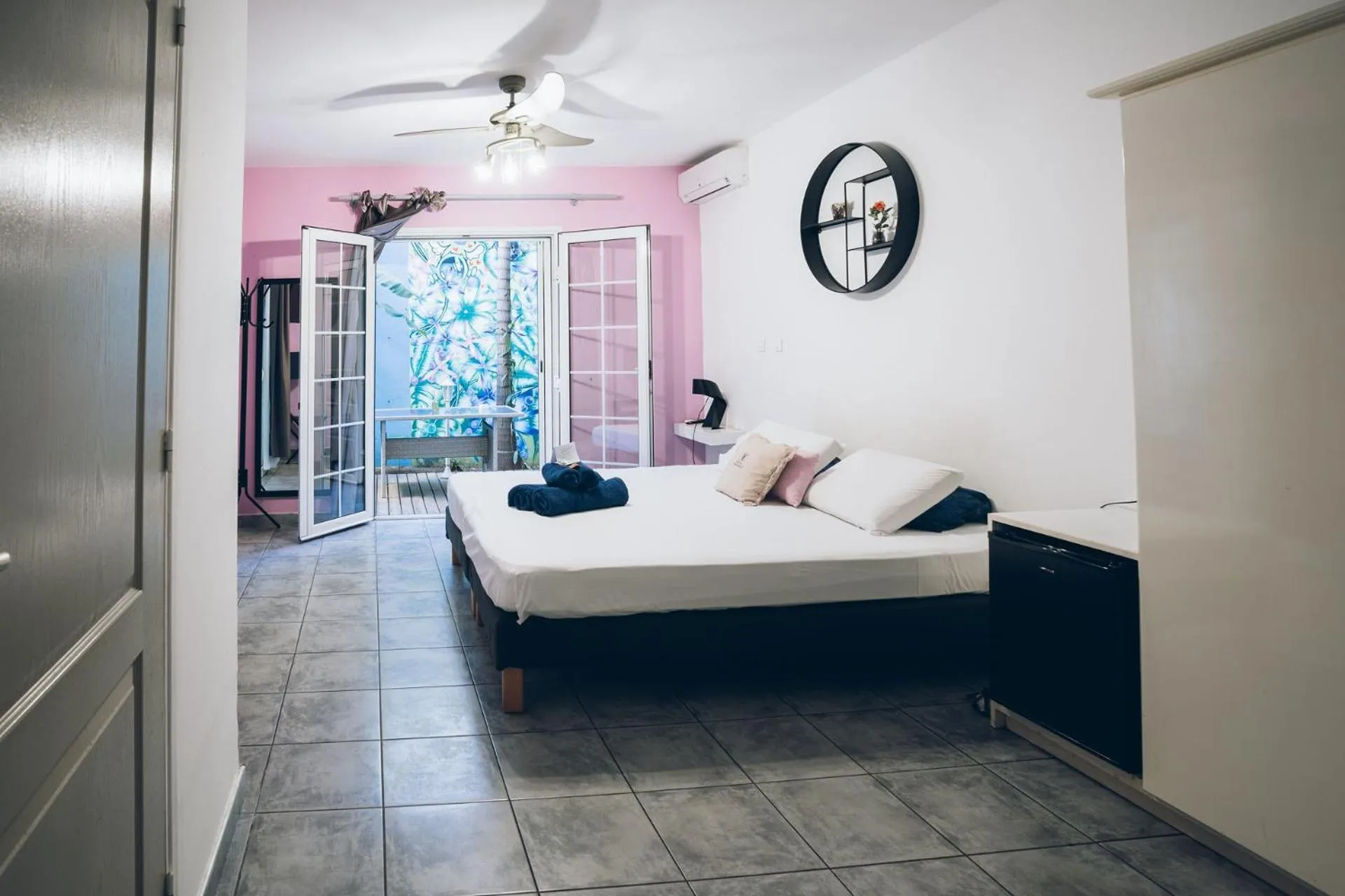 View (from property/room), Bed in Lindsey Hôtel