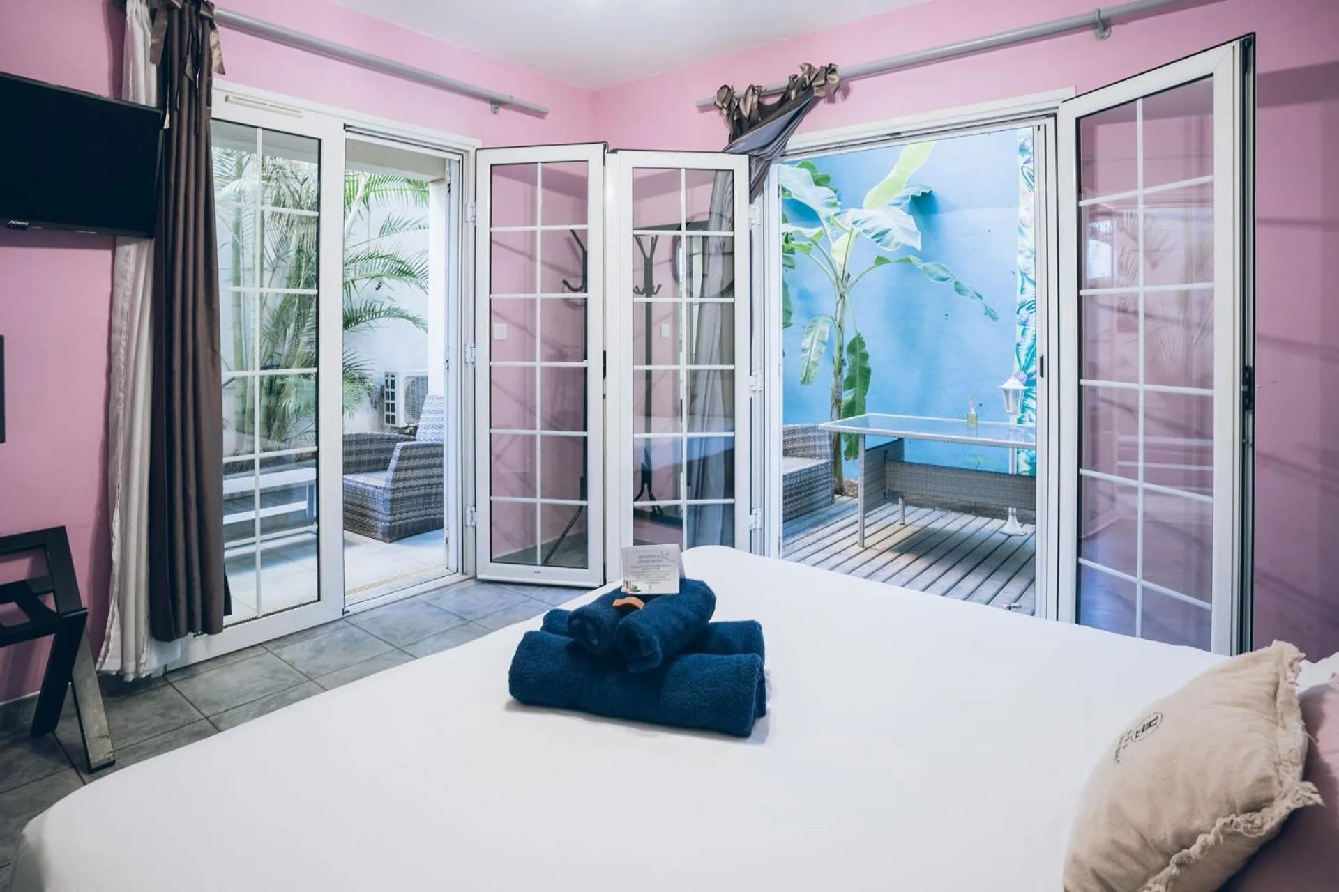 Photo of the whole room, Bed in Lindsey Hôtel