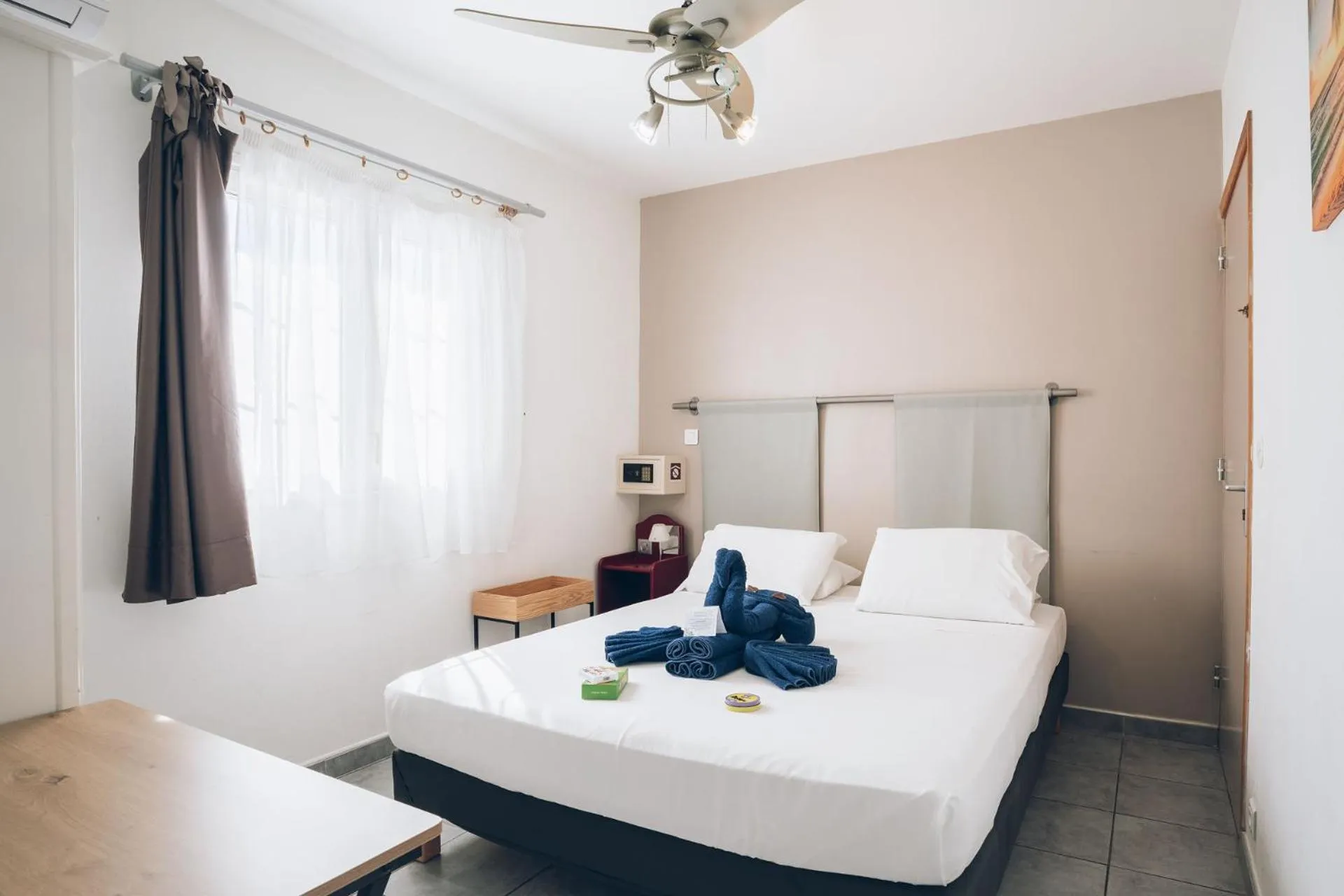 View (from property/room), Bed in Lindsey Hôtel