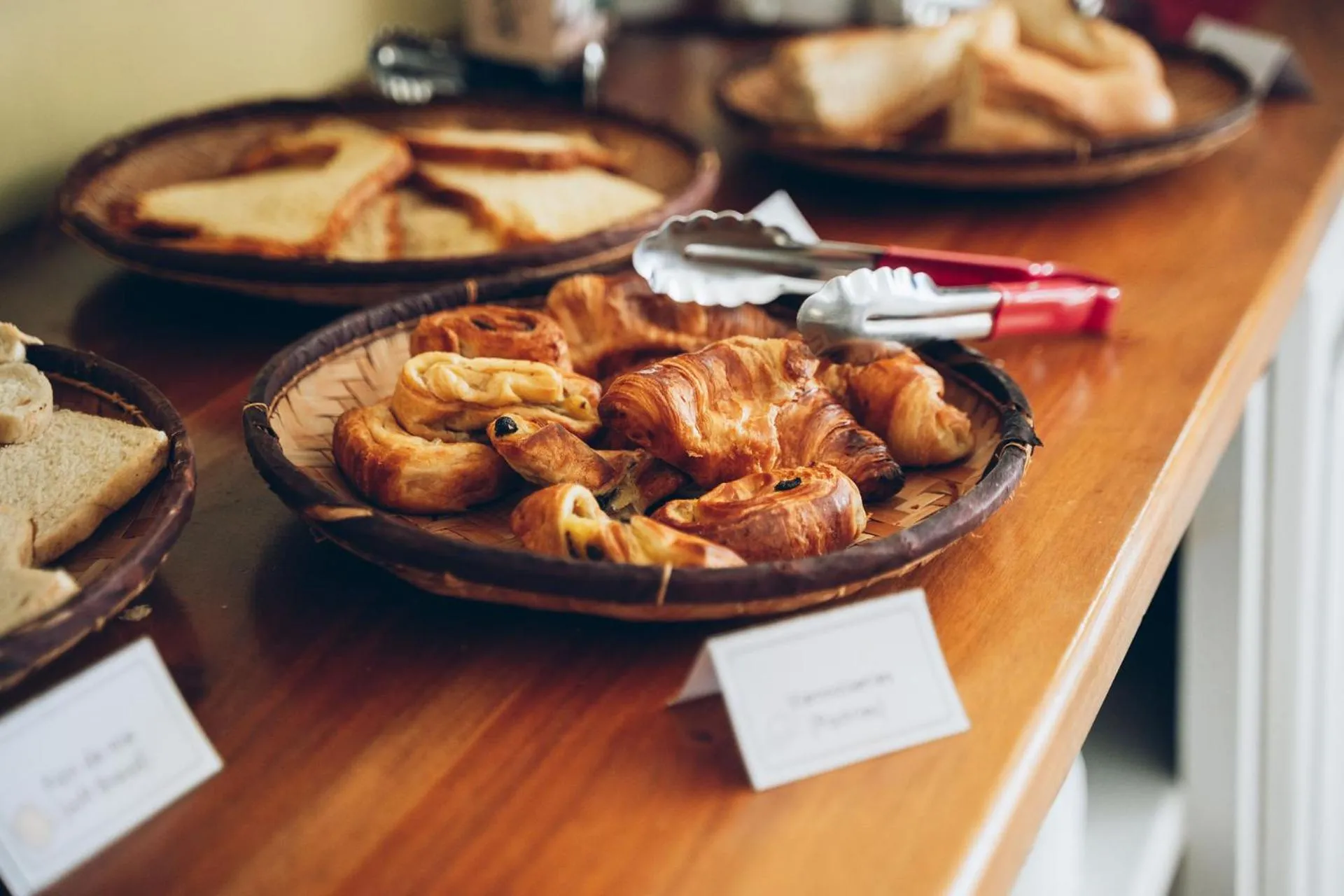 Buffet breakfast in Lindsey Hôtel