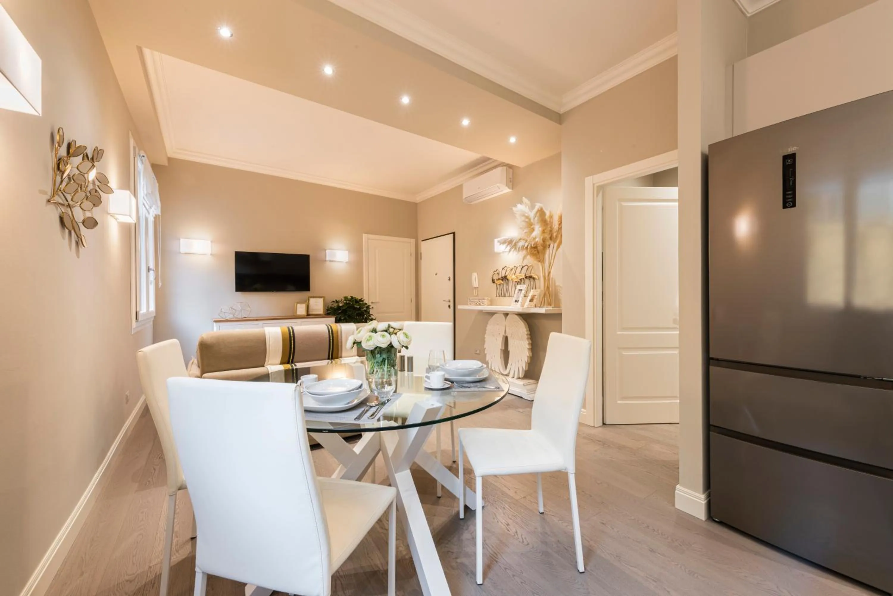 Dining area in Michelangelo Hideaway by Mmega