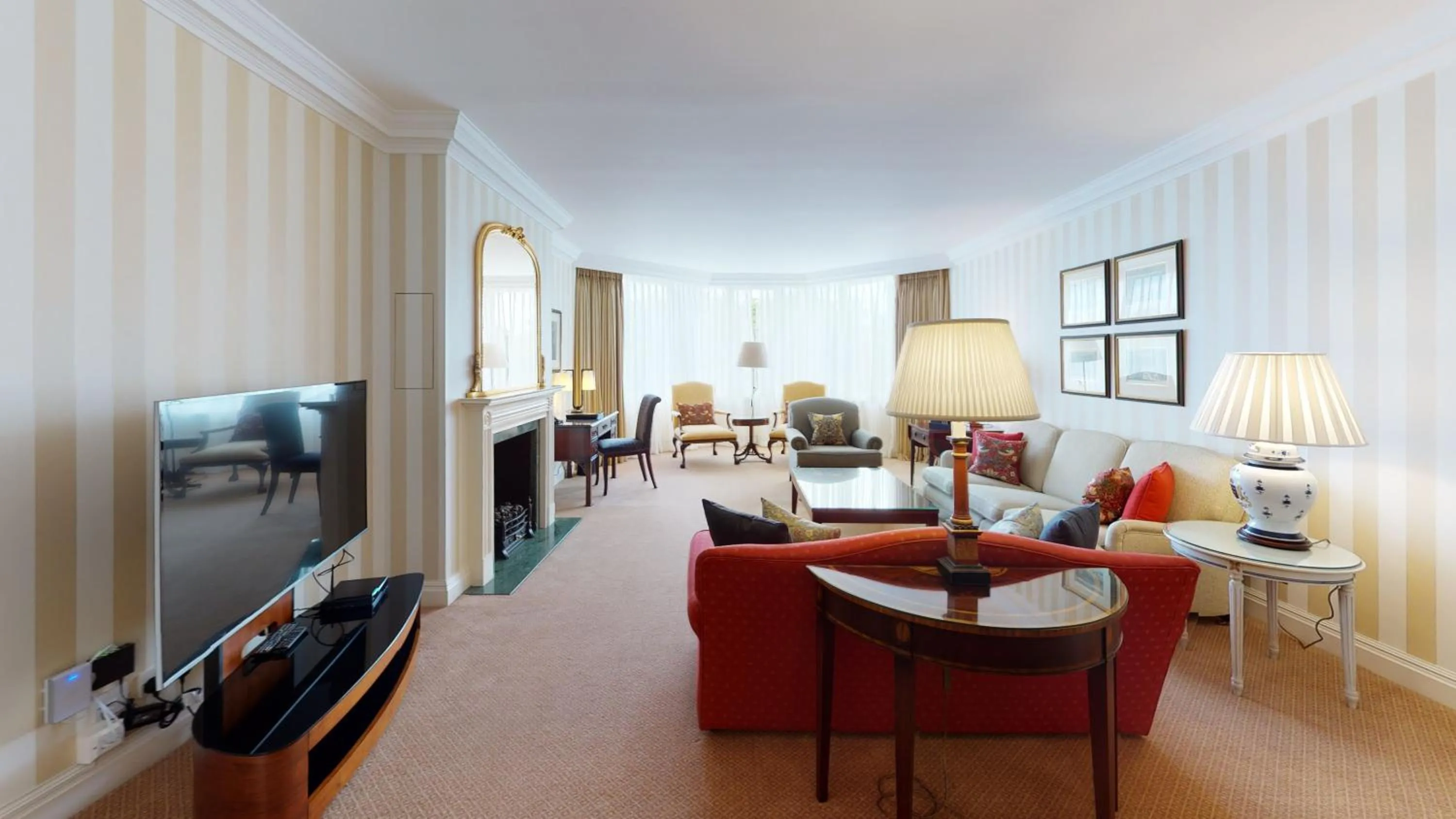 TV and multimedia in Cheval Thorney Court at Hyde Park