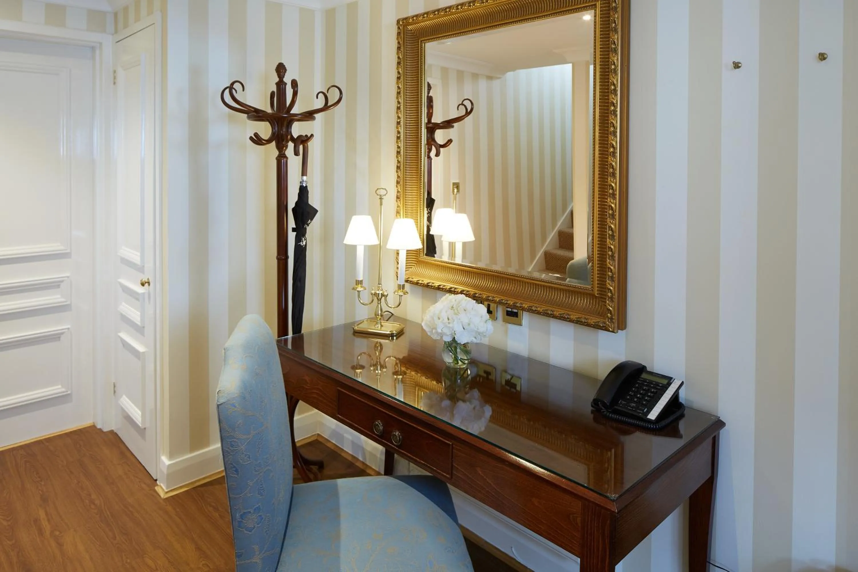 Seating area in Cheval Thorney Court at Hyde Park