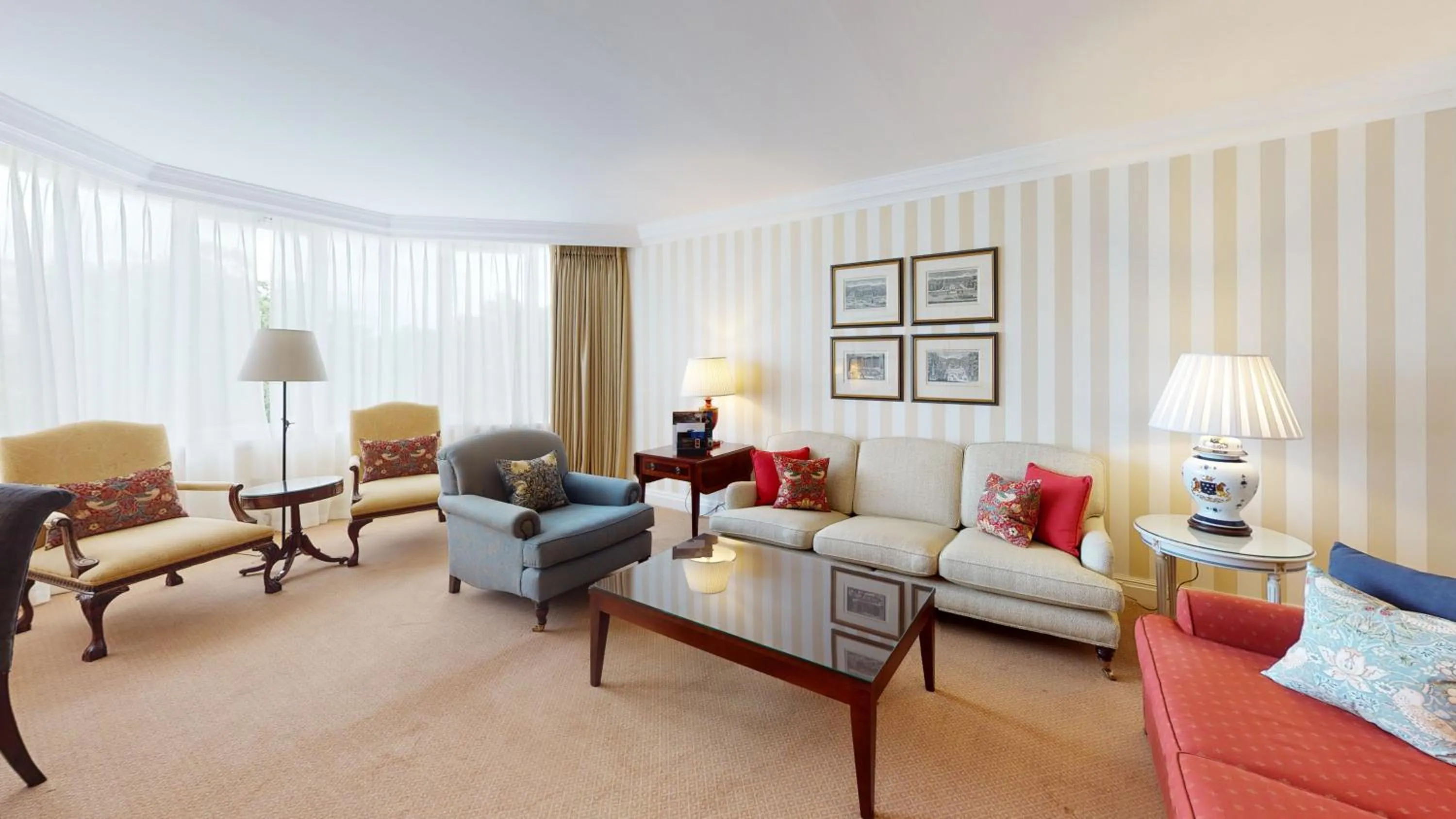 Living room in Cheval Thorney Court at Hyde Park