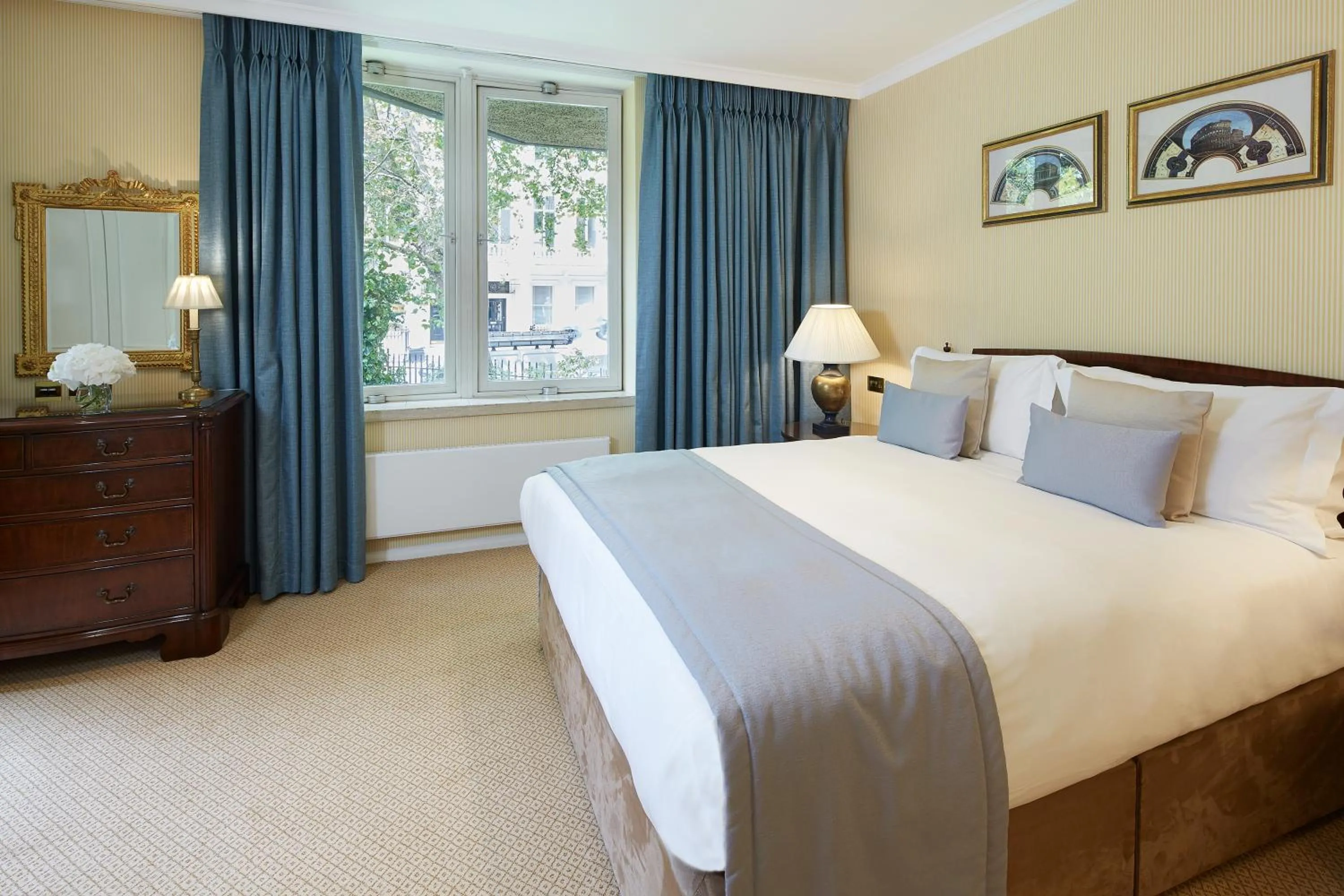 Bed in Cheval Thorney Court at Hyde Park