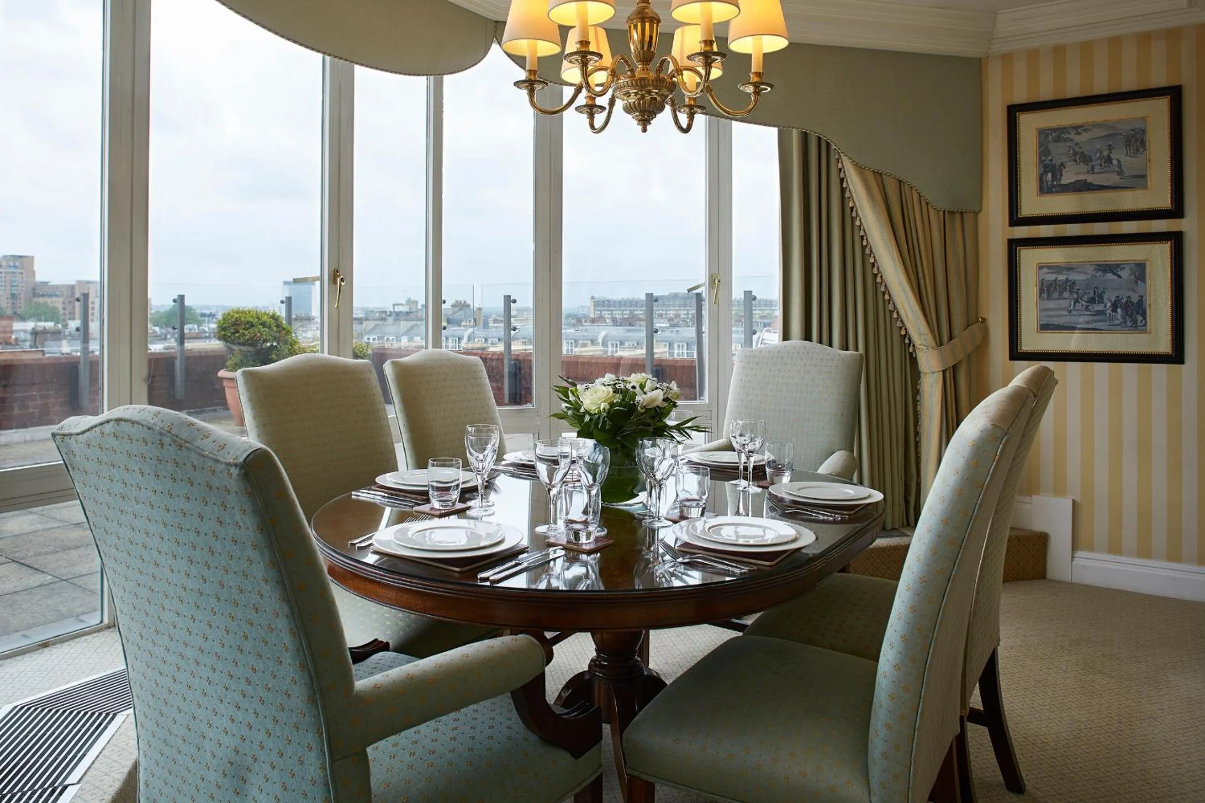 Seating area in Cheval Thorney Court at Hyde Park