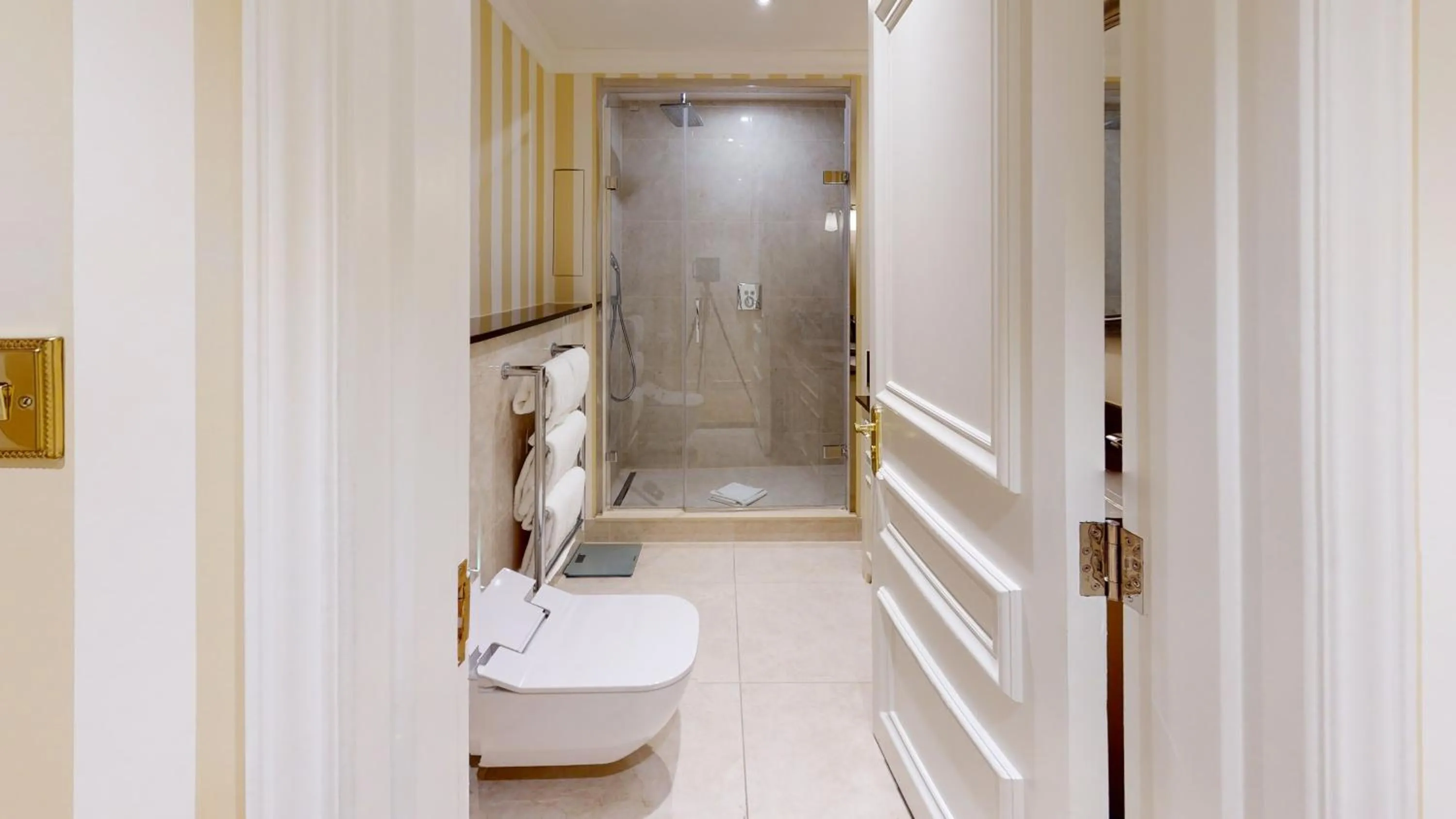Shower in Cheval Thorney Court at Hyde Park