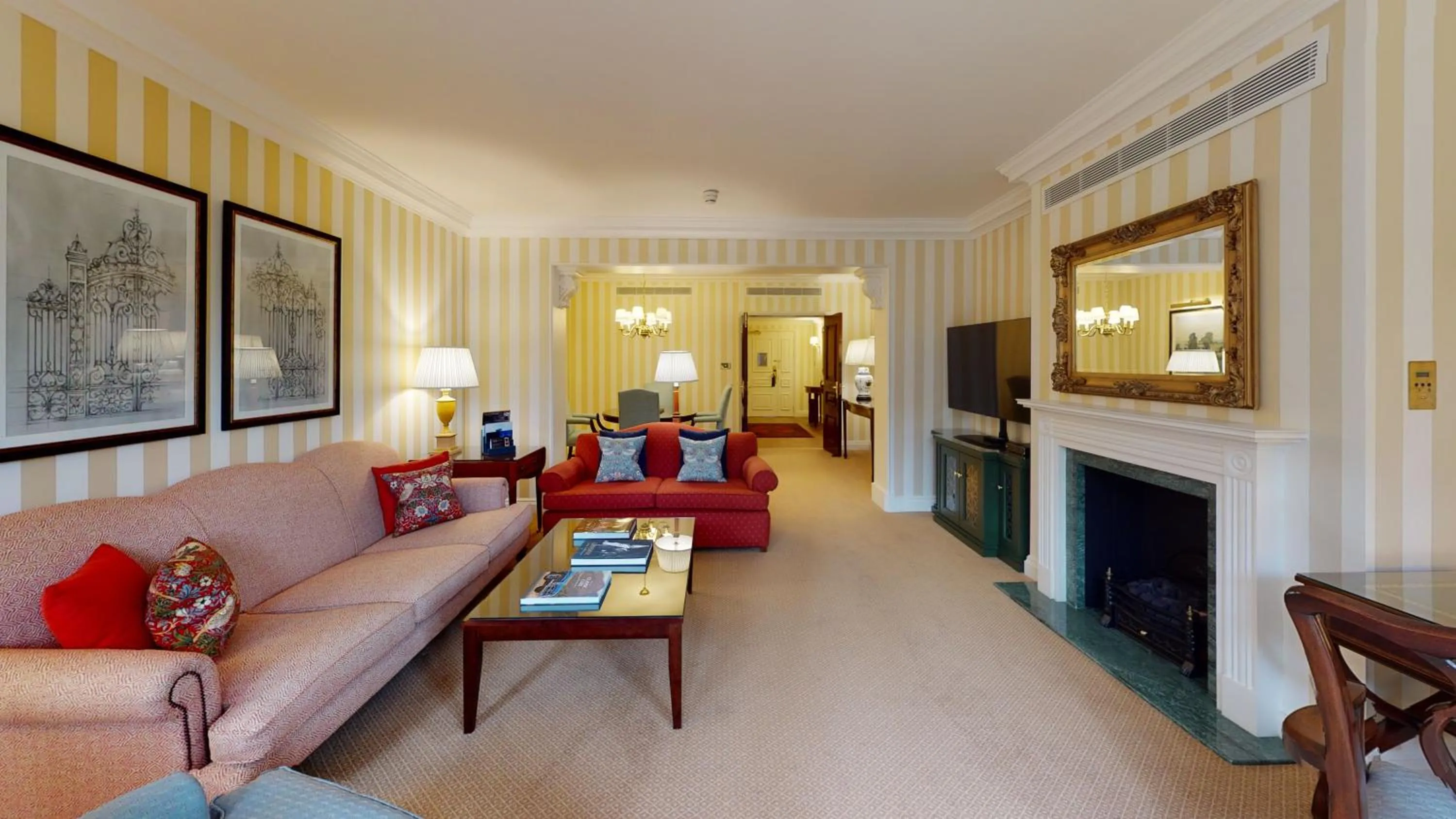 TV and multimedia in Cheval Thorney Court at Hyde Park