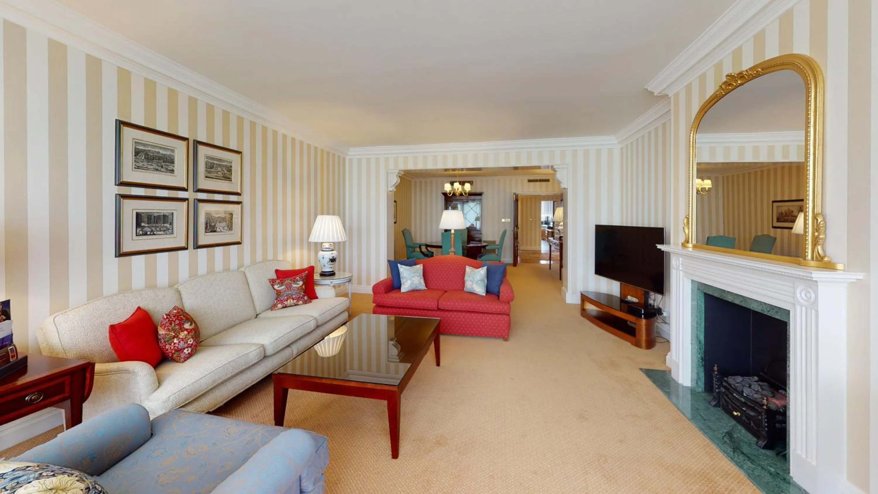 TV and multimedia in Cheval Thorney Court at Hyde Park