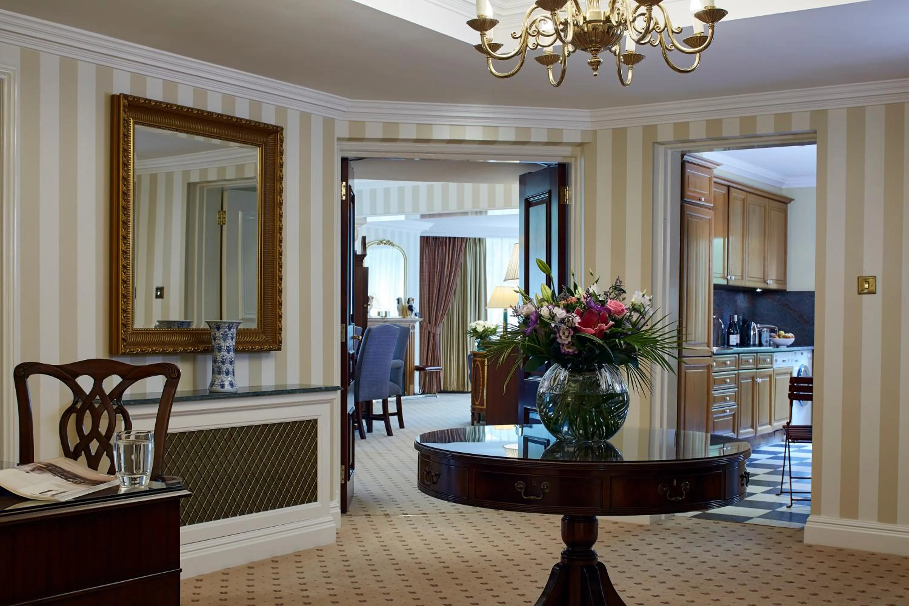 TV and multimedia in Cheval Thorney Court at Hyde Park