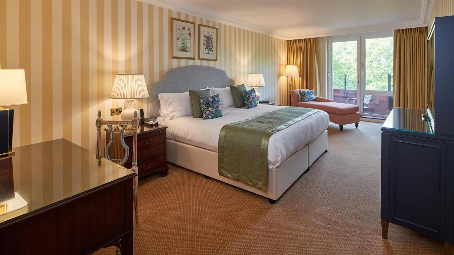 Bed in Cheval Thorney Court at Hyde Park