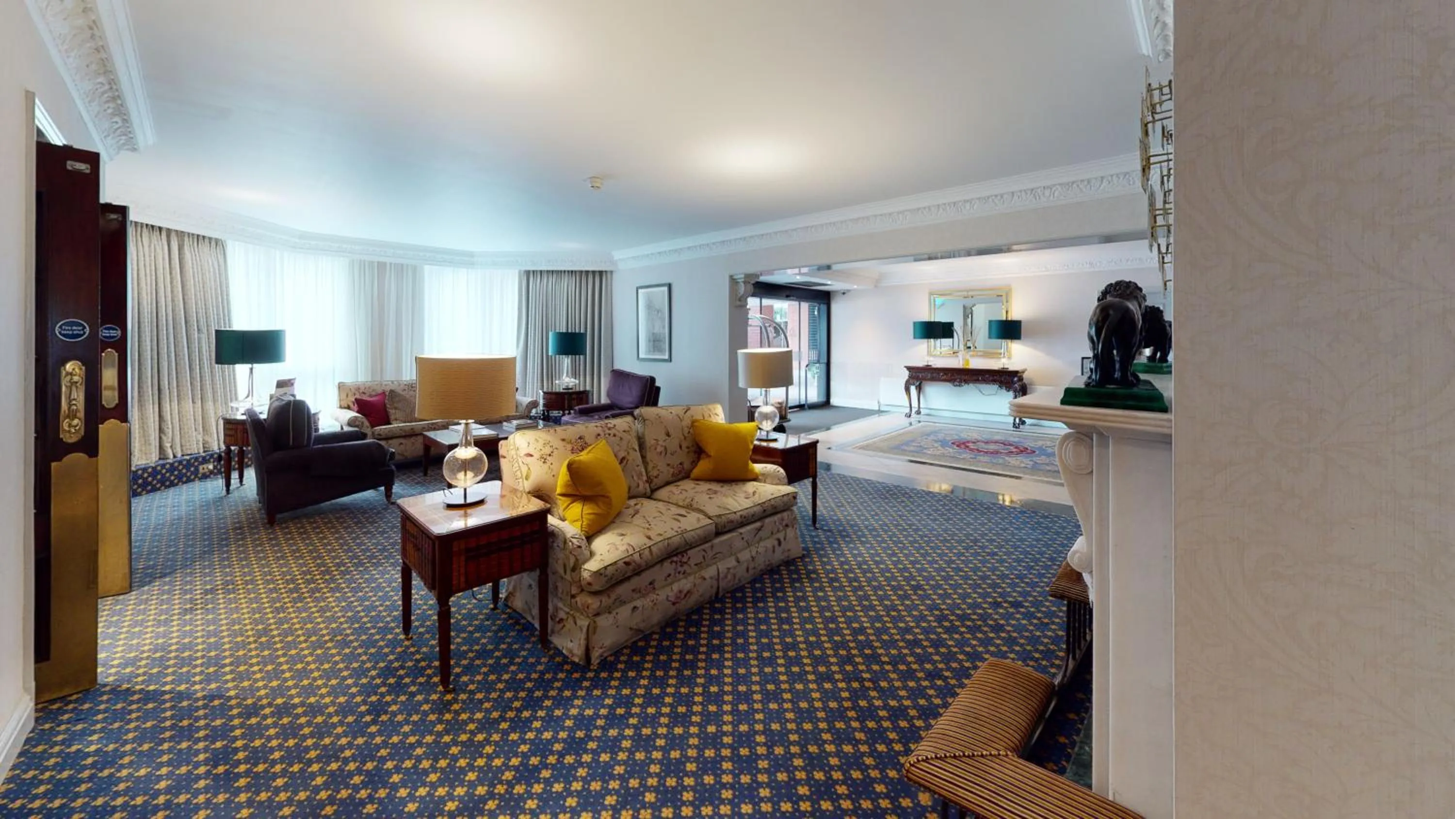 TV and multimedia, Bed in Cheval Thorney Court at Hyde Park