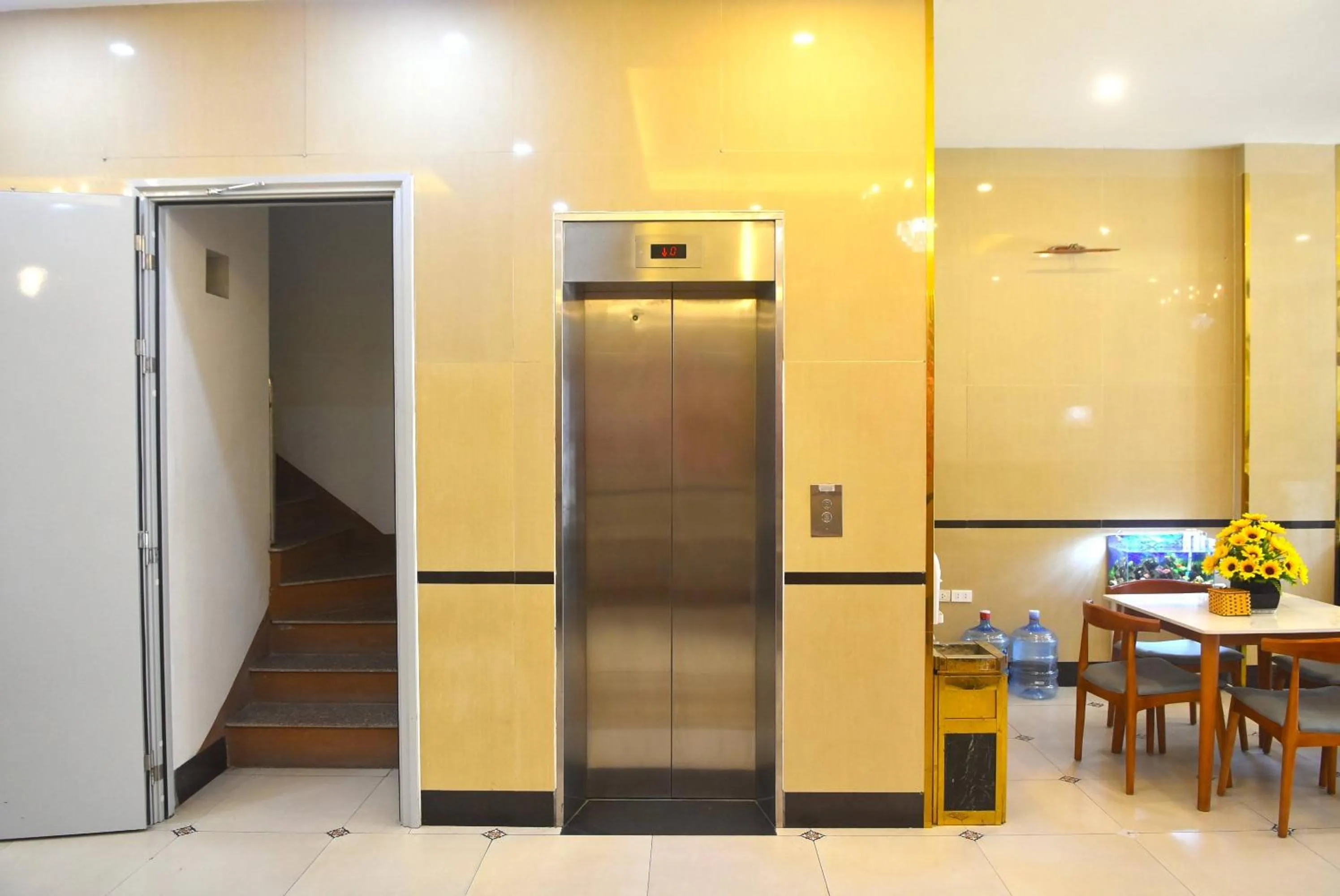 Lobby or reception in Thanh Hang Hotel near Emerald My Dinh