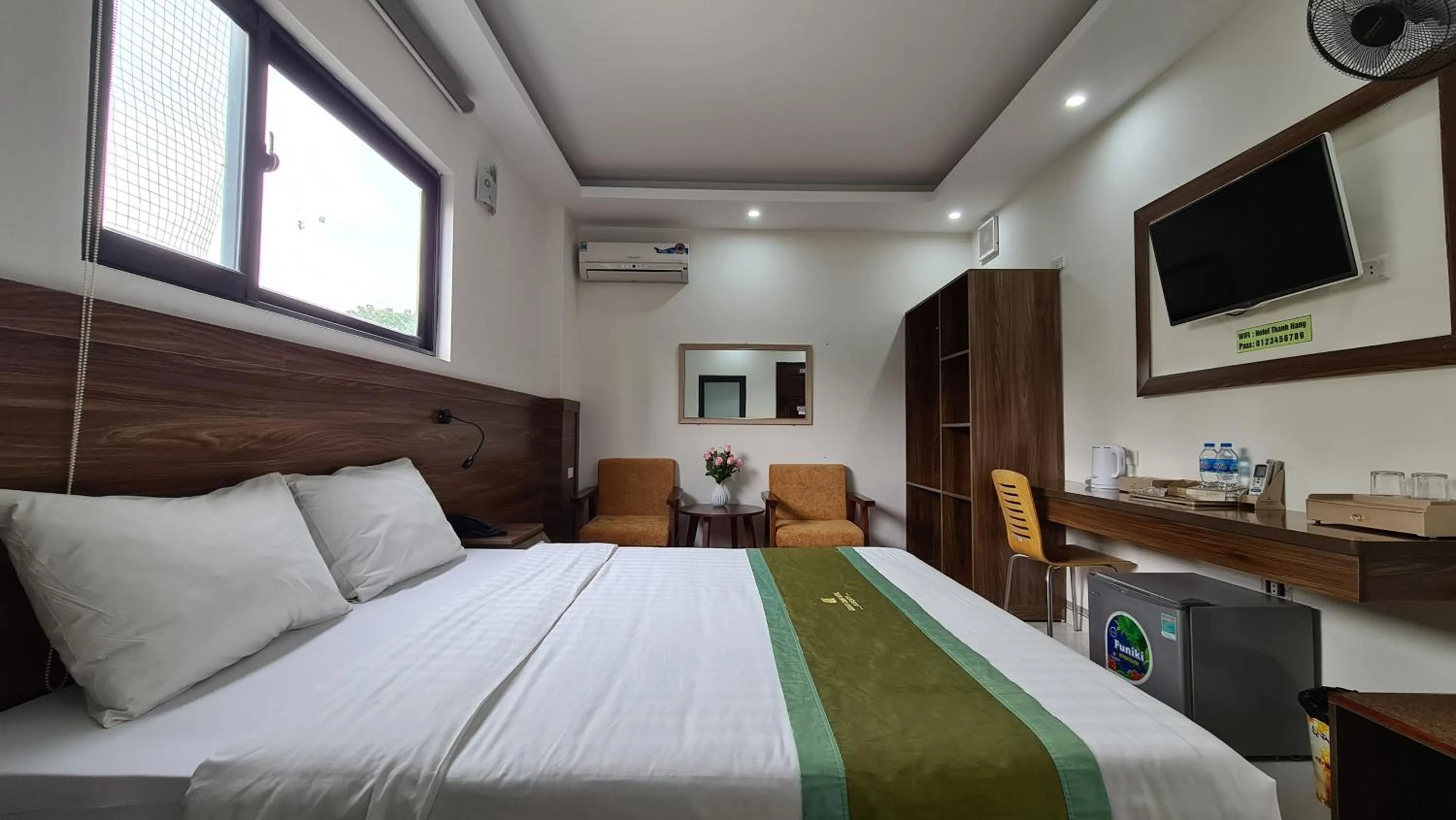 Bedroom, Bed in Thanh Hang Hotel near Emerald My Dinh