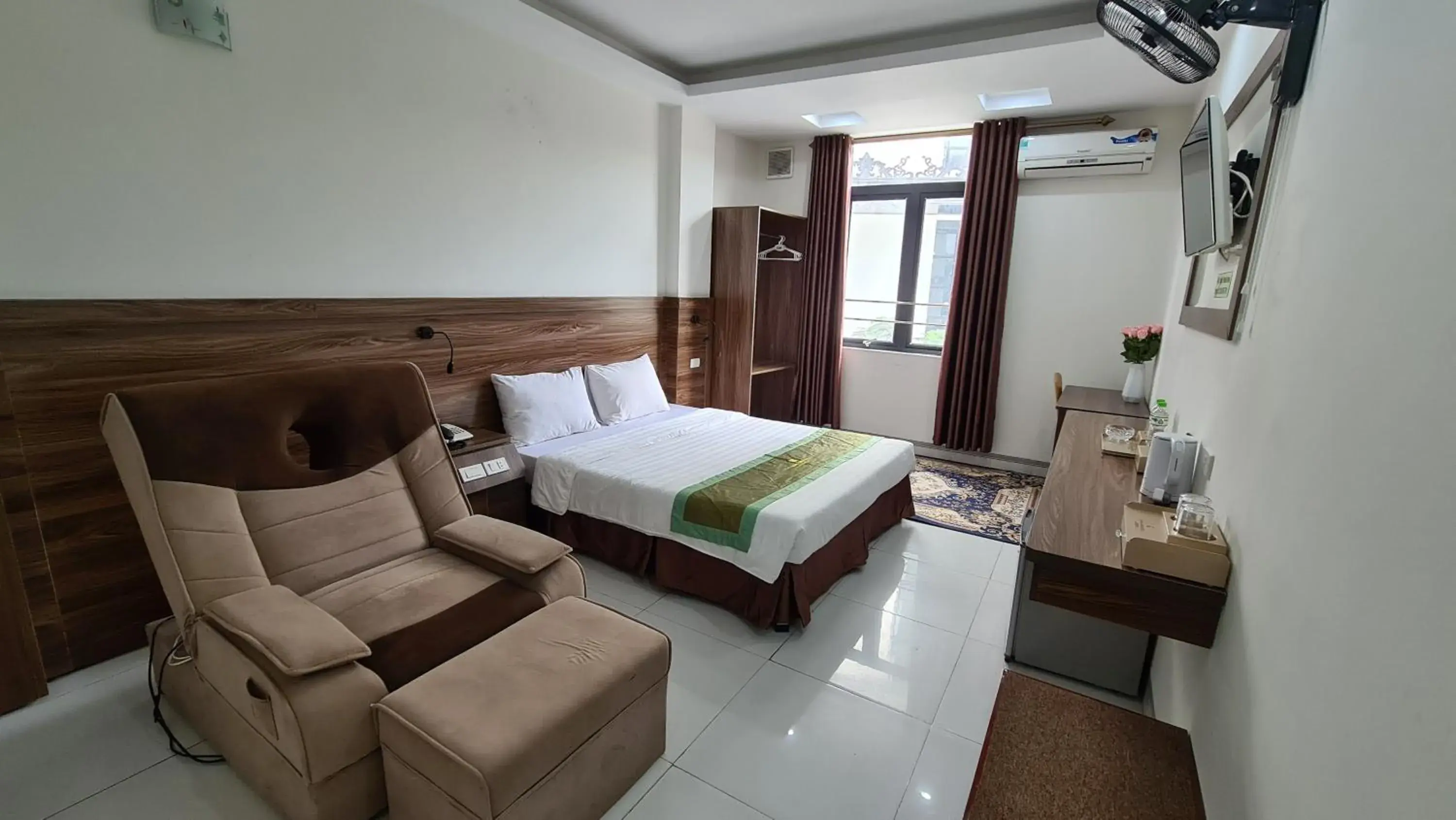 Deluxe Double Room in Thanh Hang Hotel near Emerald My Dinh Deluxe Double Room in Thanh Hang Hotel near Emerald My Dinh