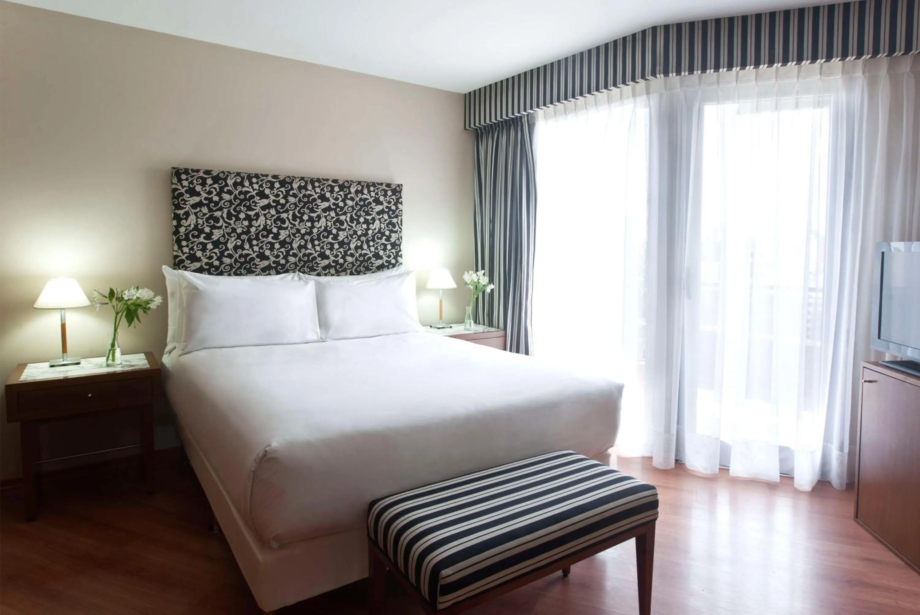 Bedroom, Bed in NH Córdoba Panorama