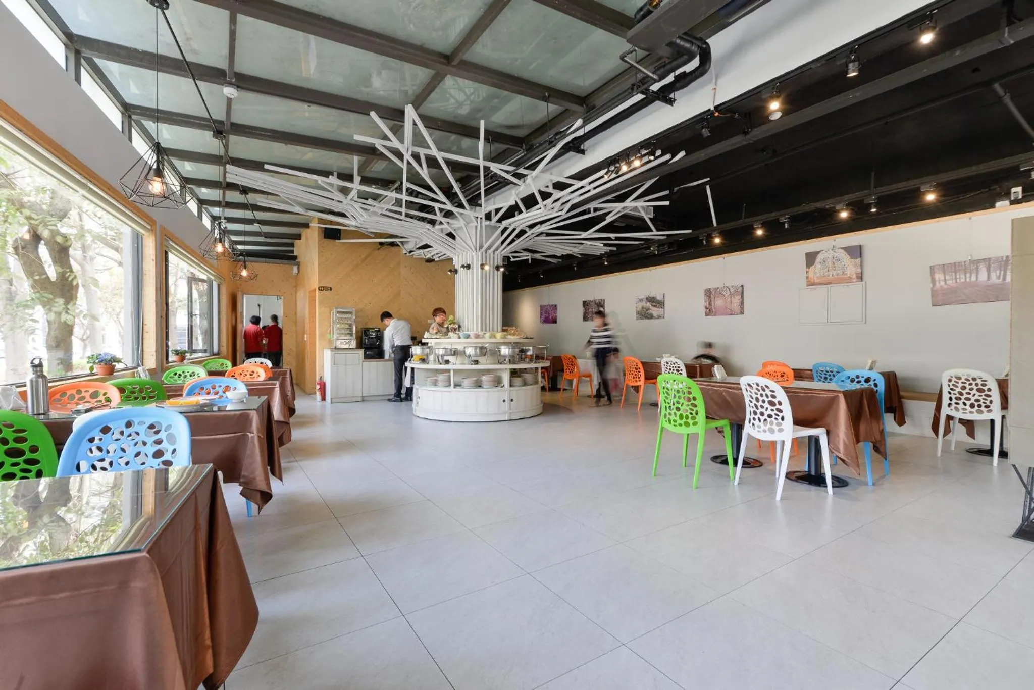 Restaurant/places to eat in R7 Hotel