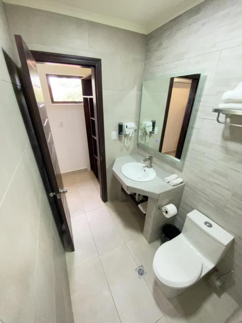 Bathroom in Hotel Naoz