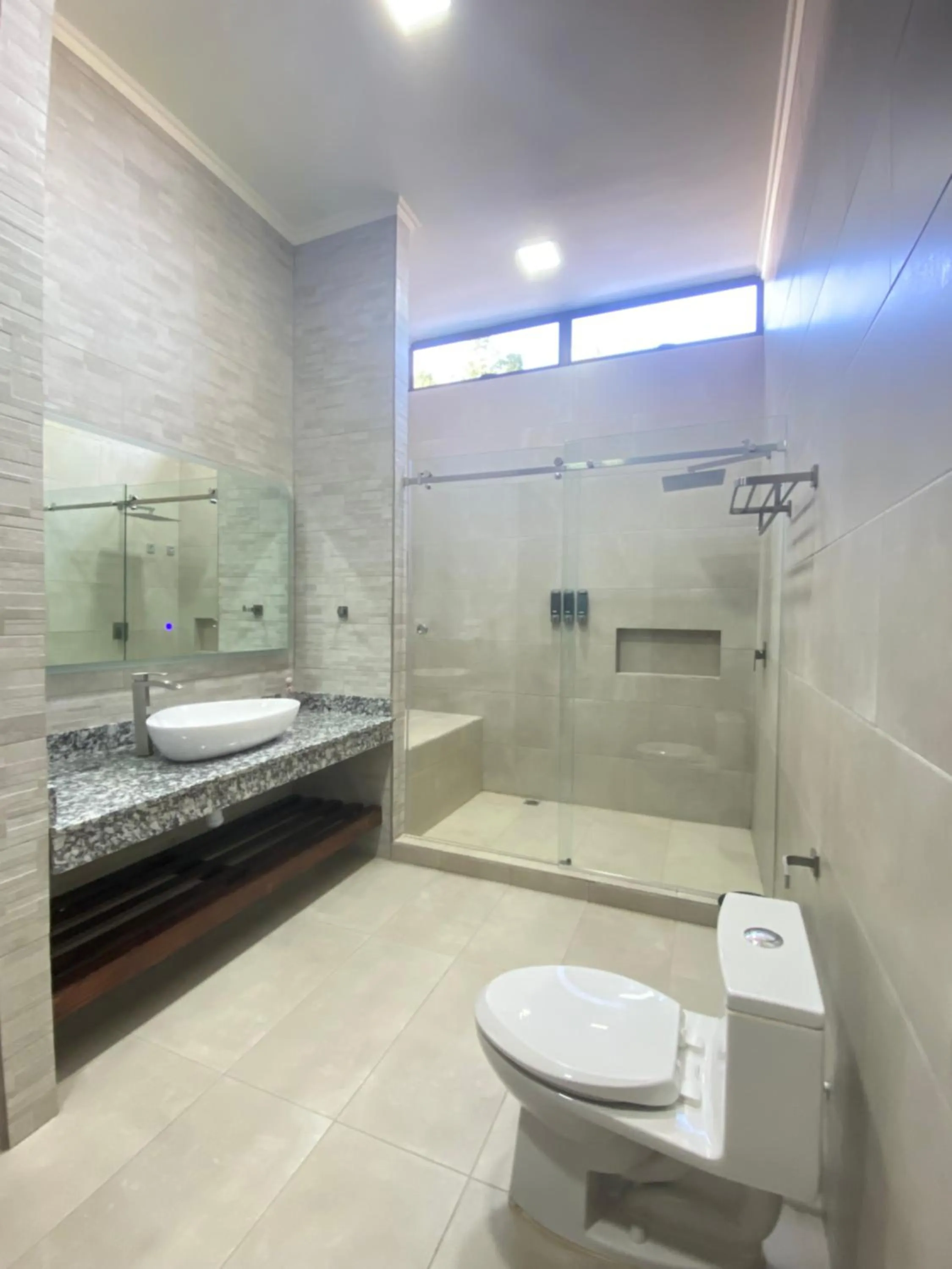 Bathroom in Hotel Naoz