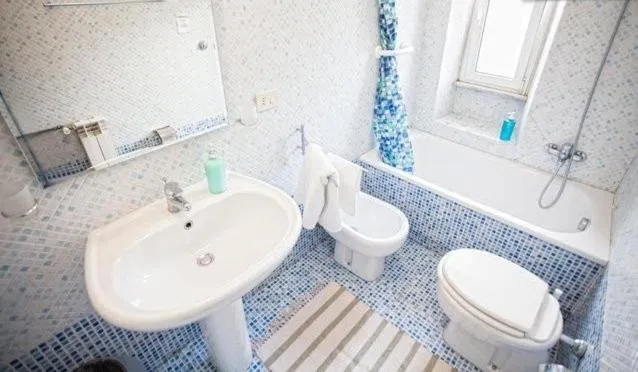 Shower in La Casa Romana