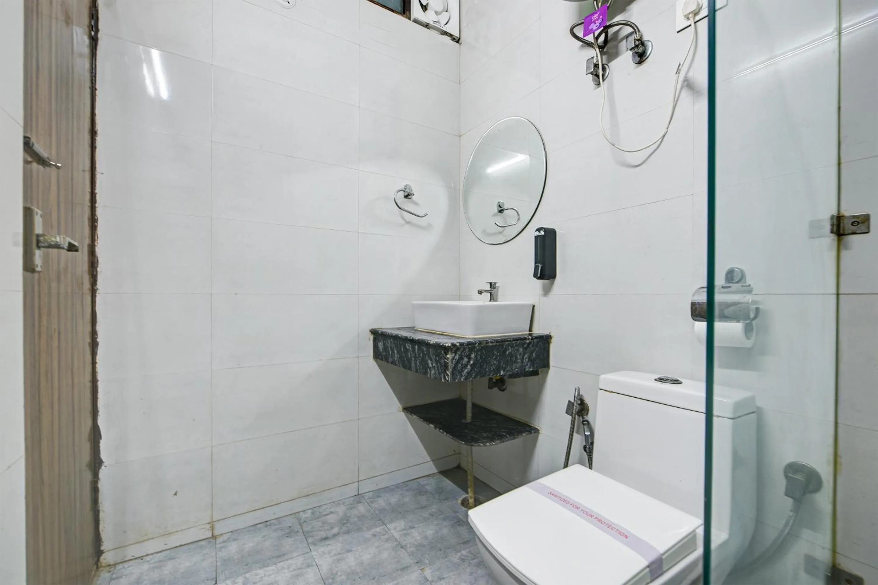 Toilet in Gallivanto Inn