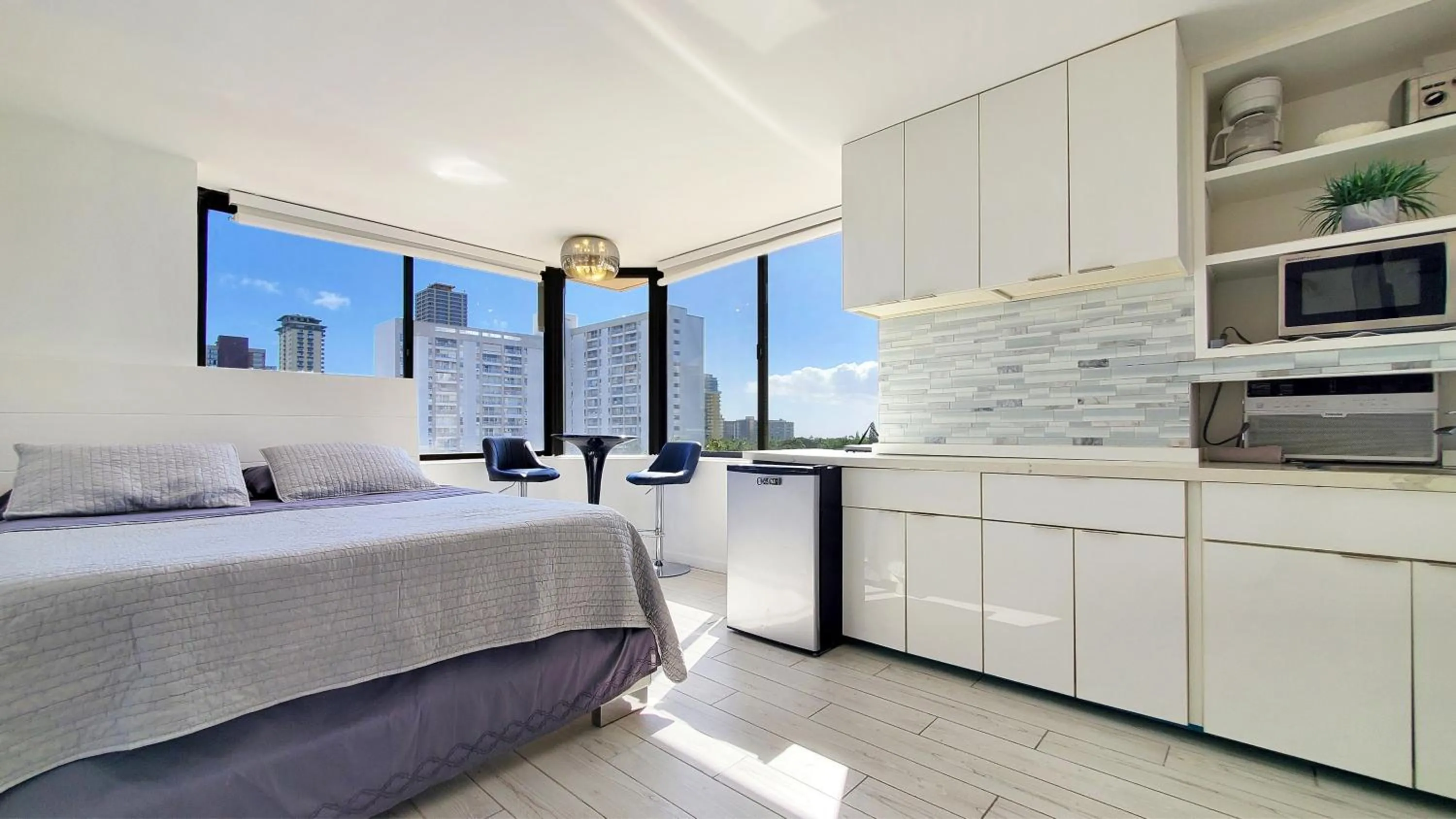 Bed in Waikiki beach modern studio No resort fee Best location