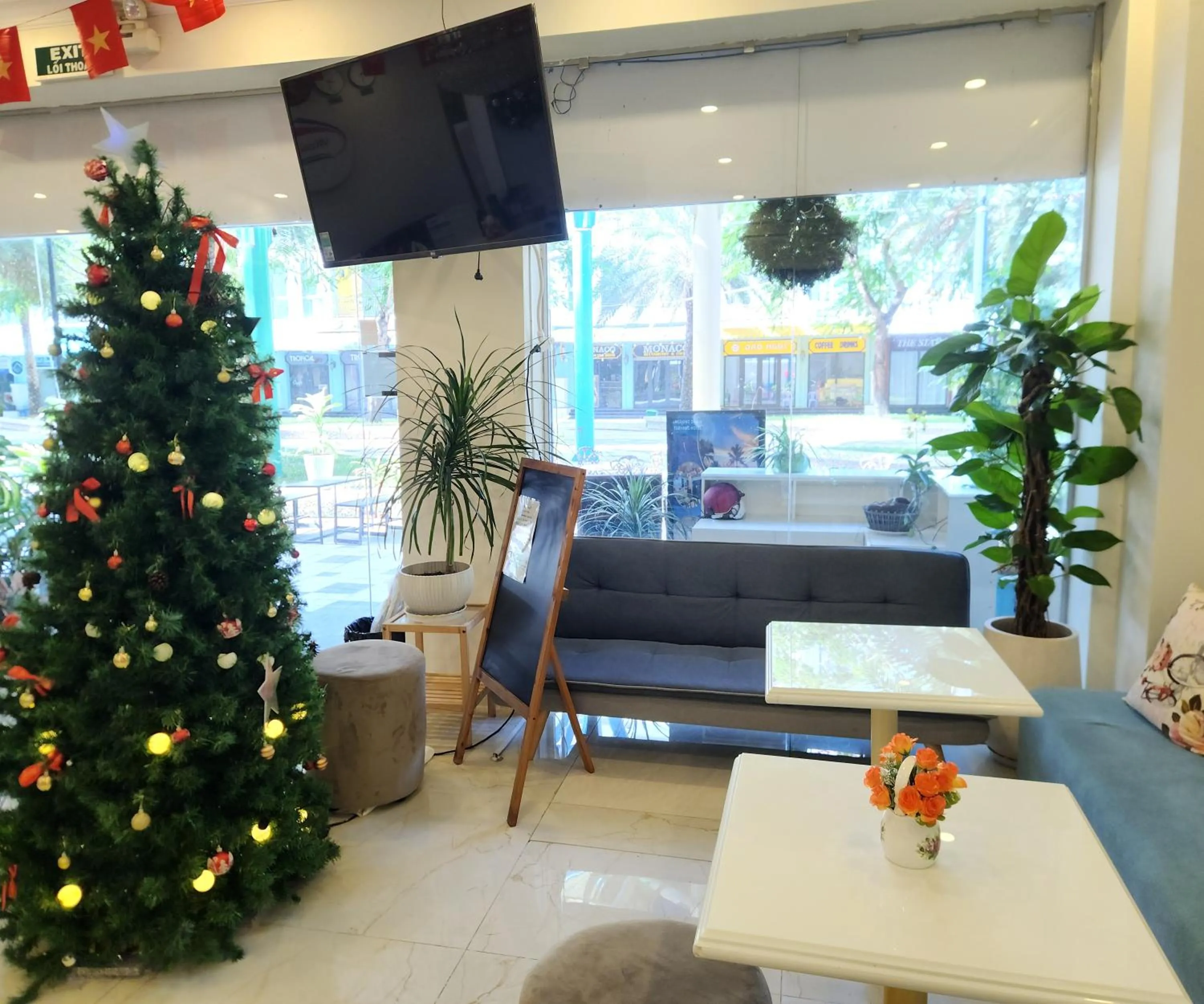 Communal lounge/ TV room in BREAKING DAWN- TAEYANG Hotel Phú Quốc