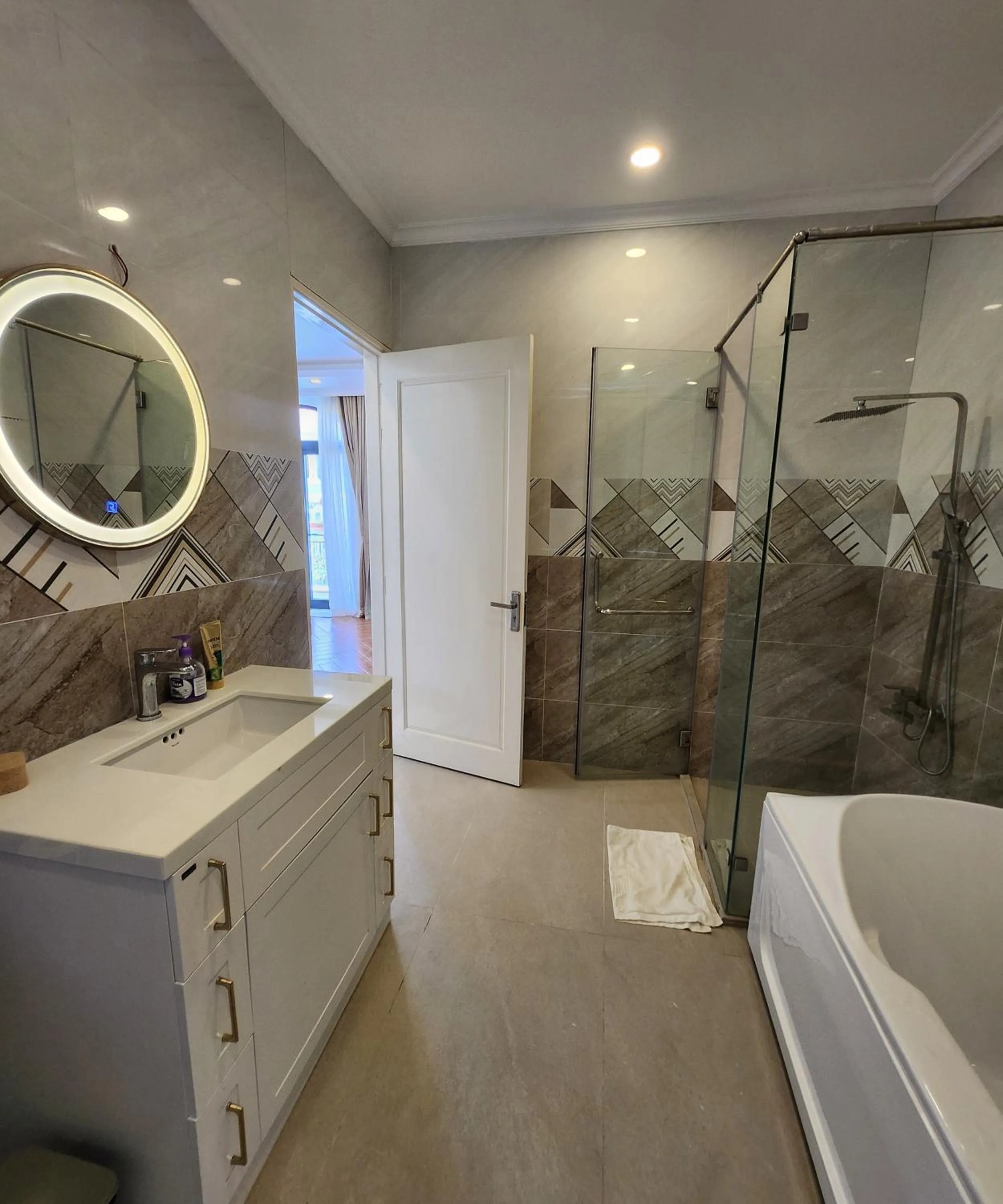 Shower in BREAKING DAWN- TAEYANG Hotel Phú Quốc