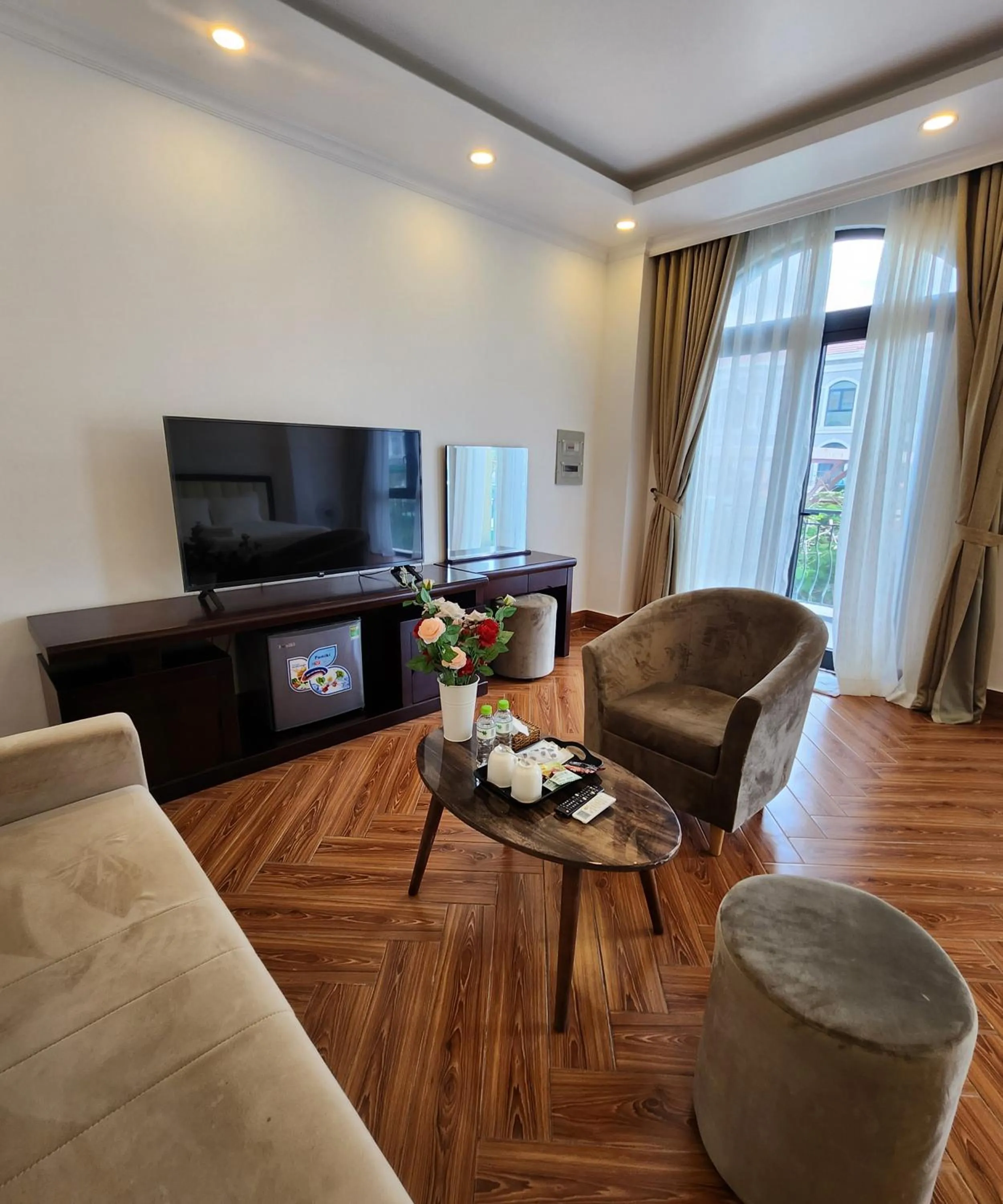 Communal lounge/ TV room in BREAKING DAWN- TAEYANG Hotel Phú Quốc