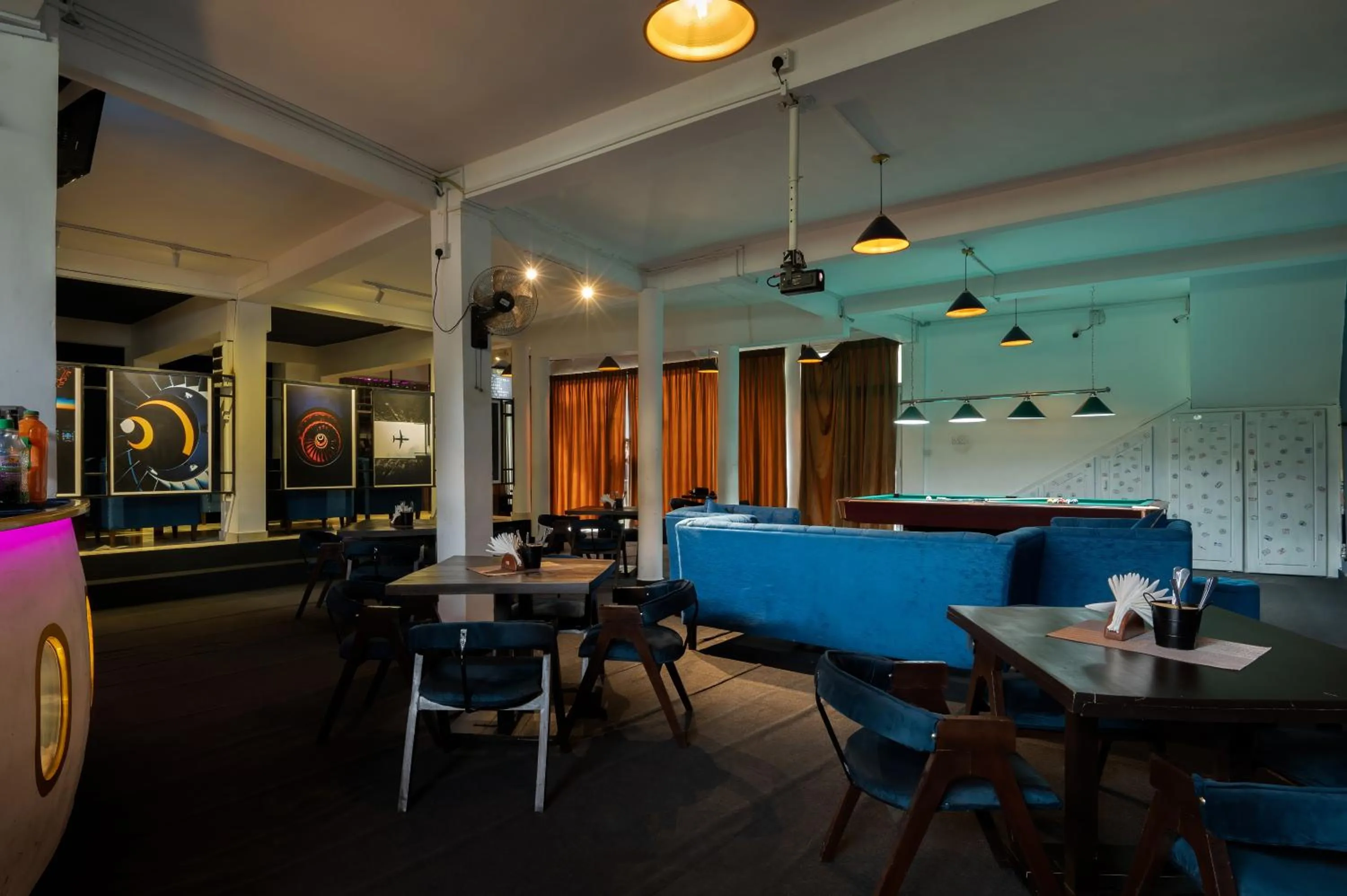 Lounge or bar in The Empyrean Airport Transit Hotel