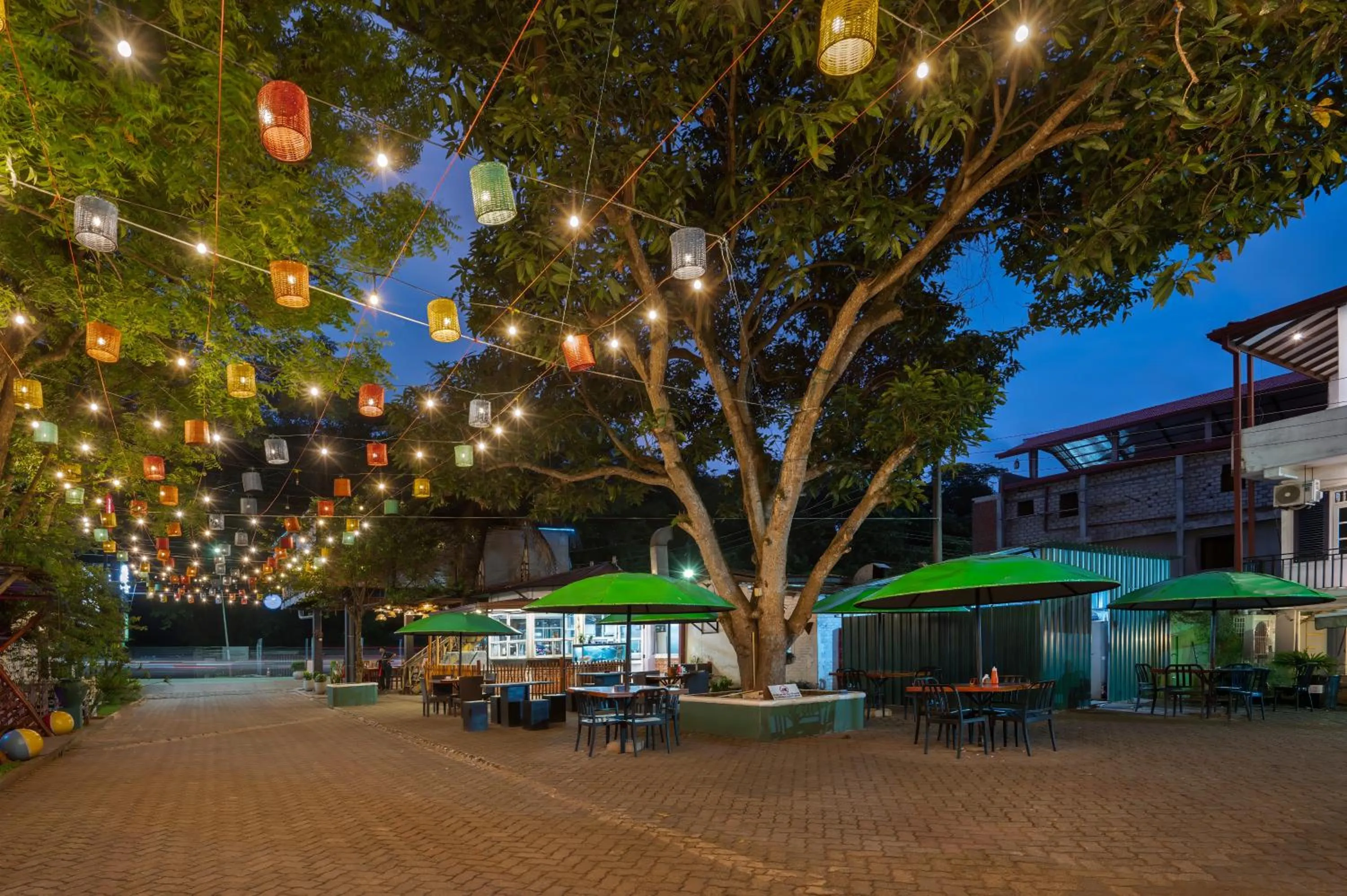 Restaurant/places to eat in The Empyrean Airport Transit Hotel