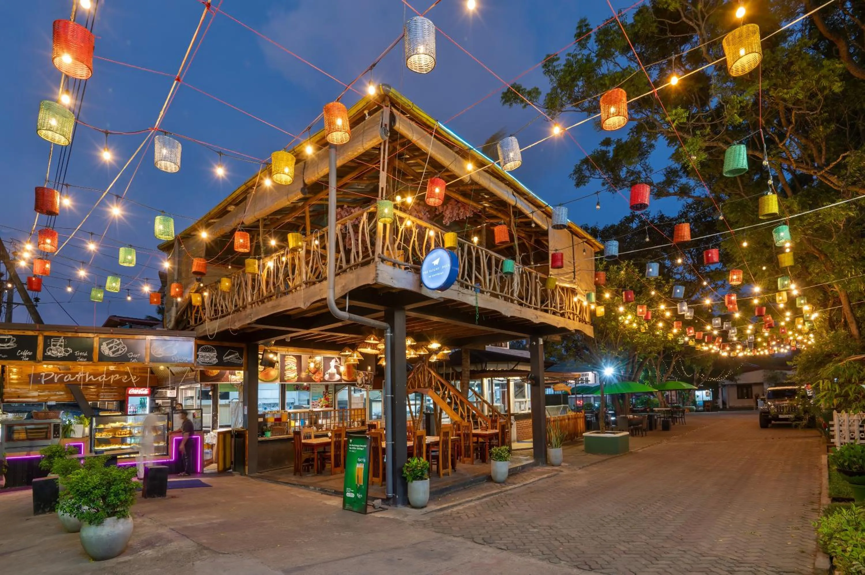 Restaurant/places to eat in The Empyrean Airport Transit Hotel