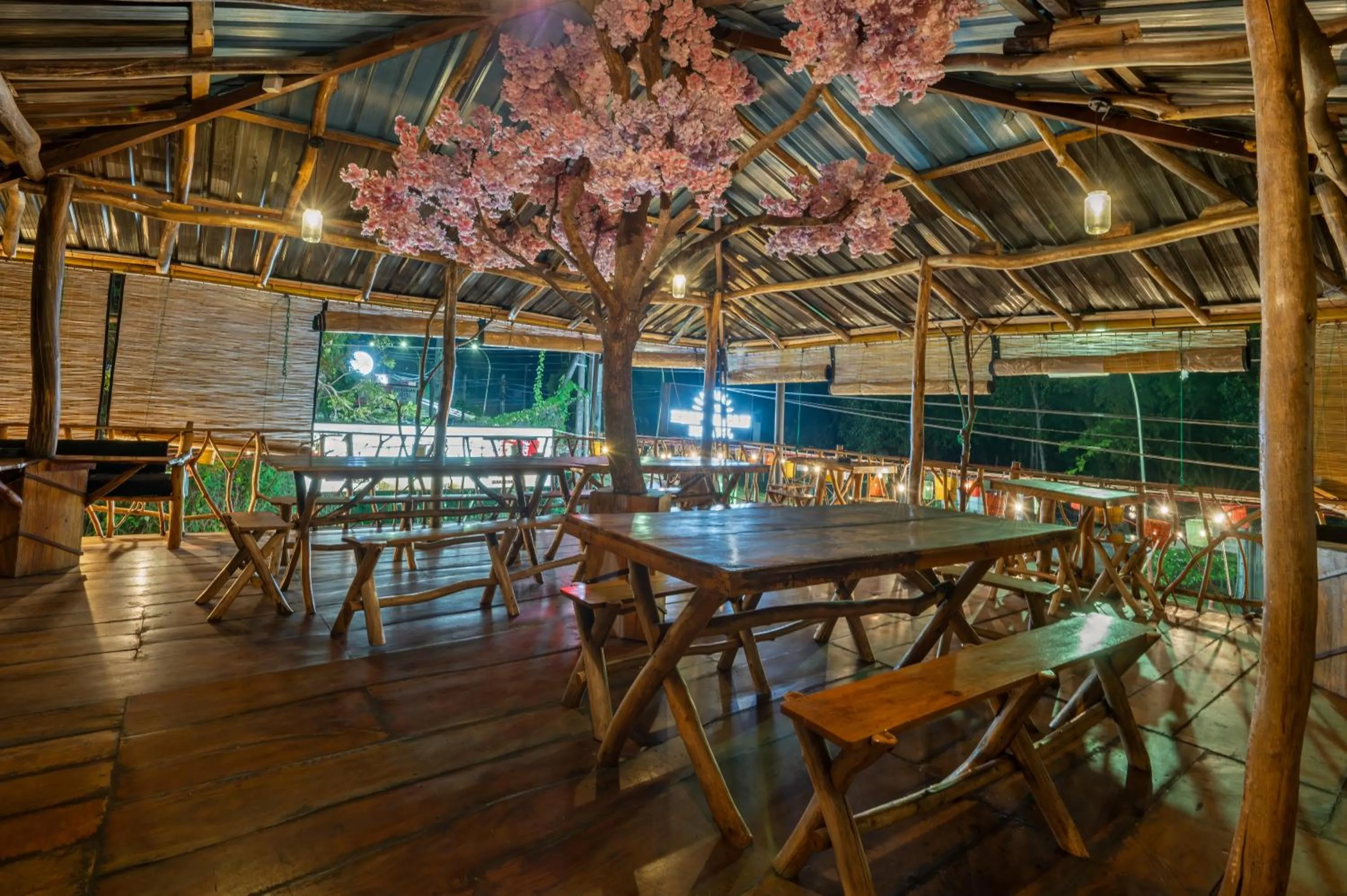 Restaurant/places to eat in The Empyrean Airport Transit Hotel