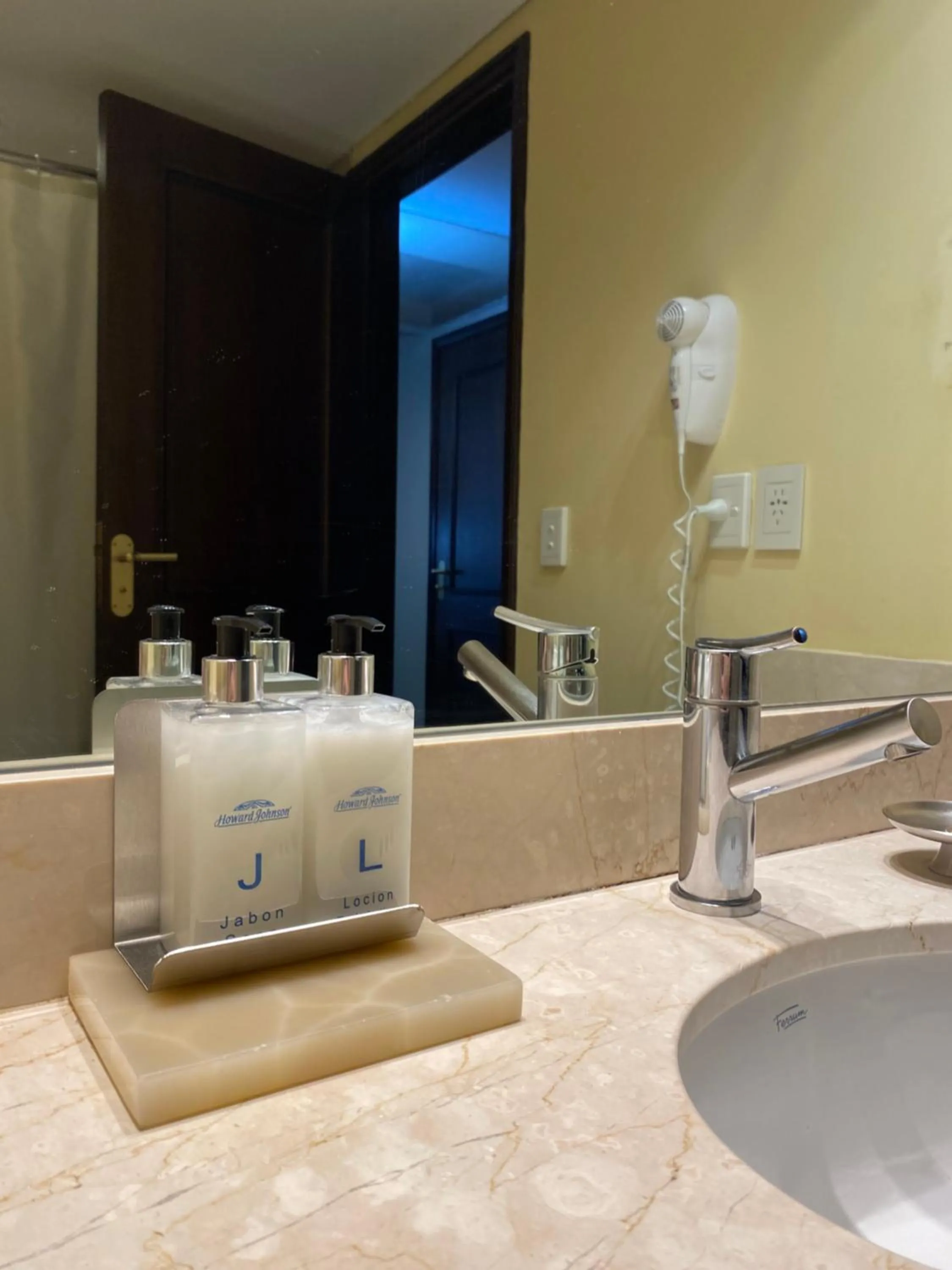 Bathroom in Howard Johnson Plaza by Wyndham Buenos Aires Florida Street