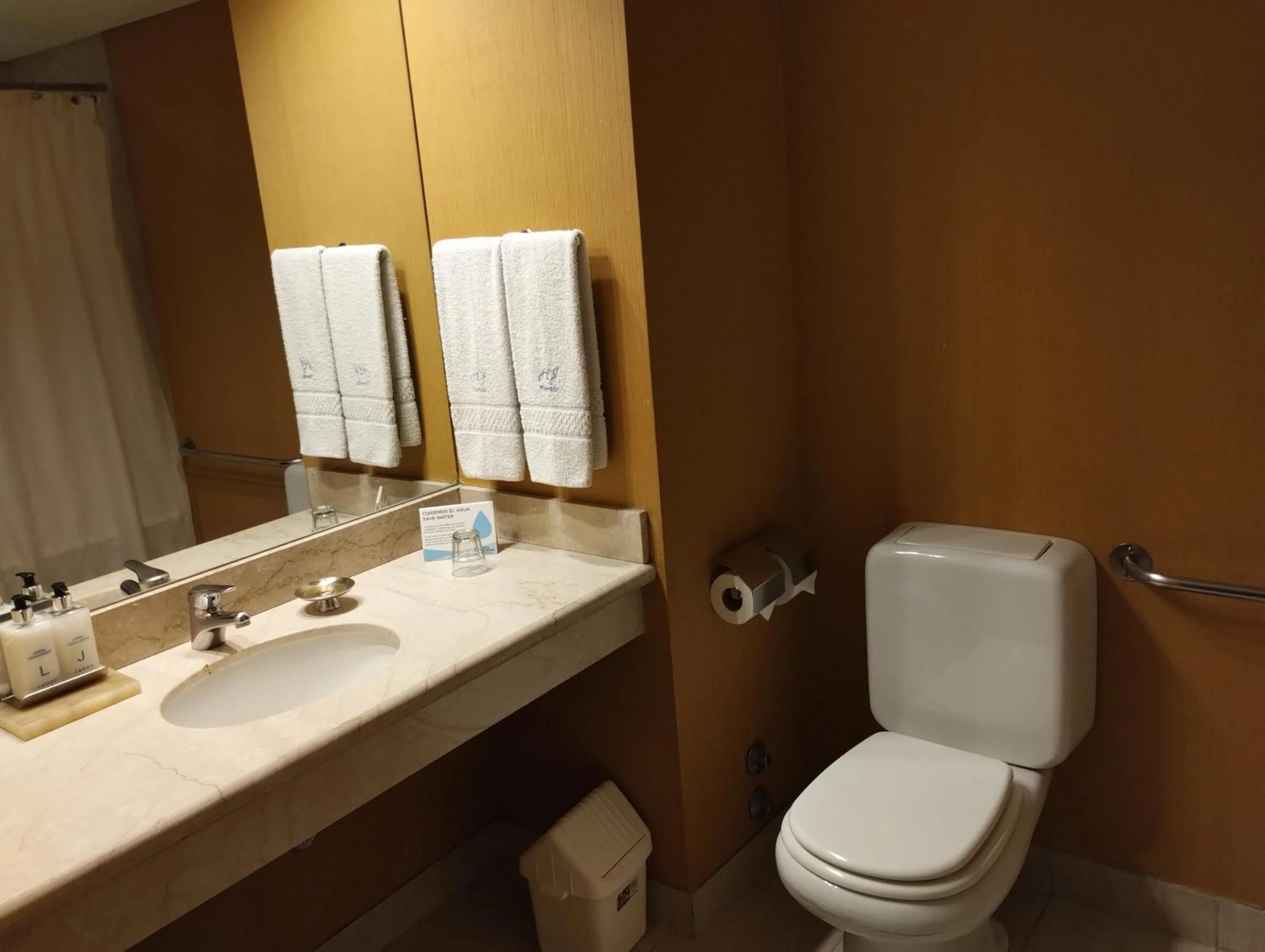 Bathroom in Howard Johnson Plaza by Wyndham Buenos Aires Florida Street