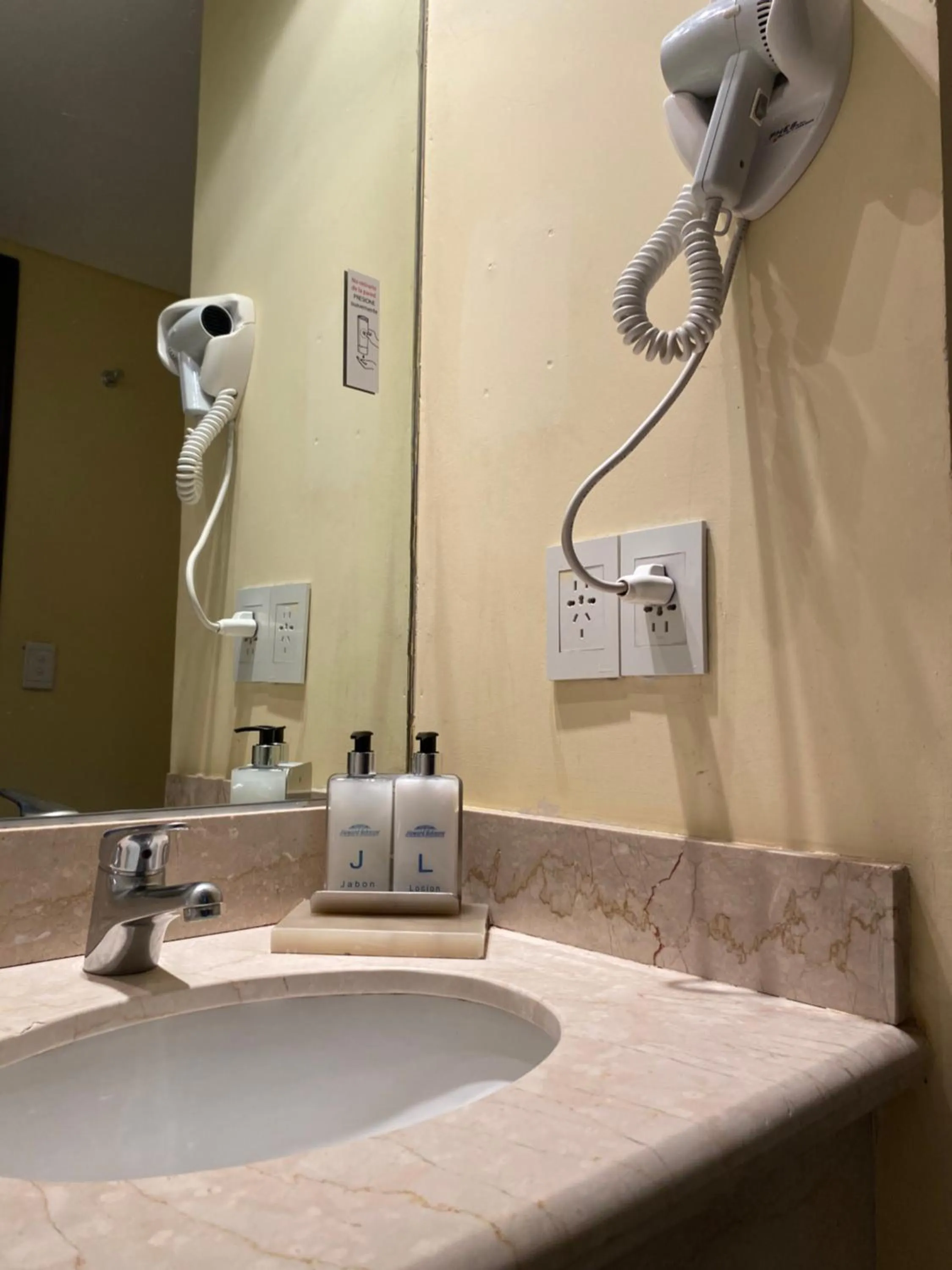 Bathroom in Howard Johnson Plaza by Wyndham Buenos Aires Florida Street