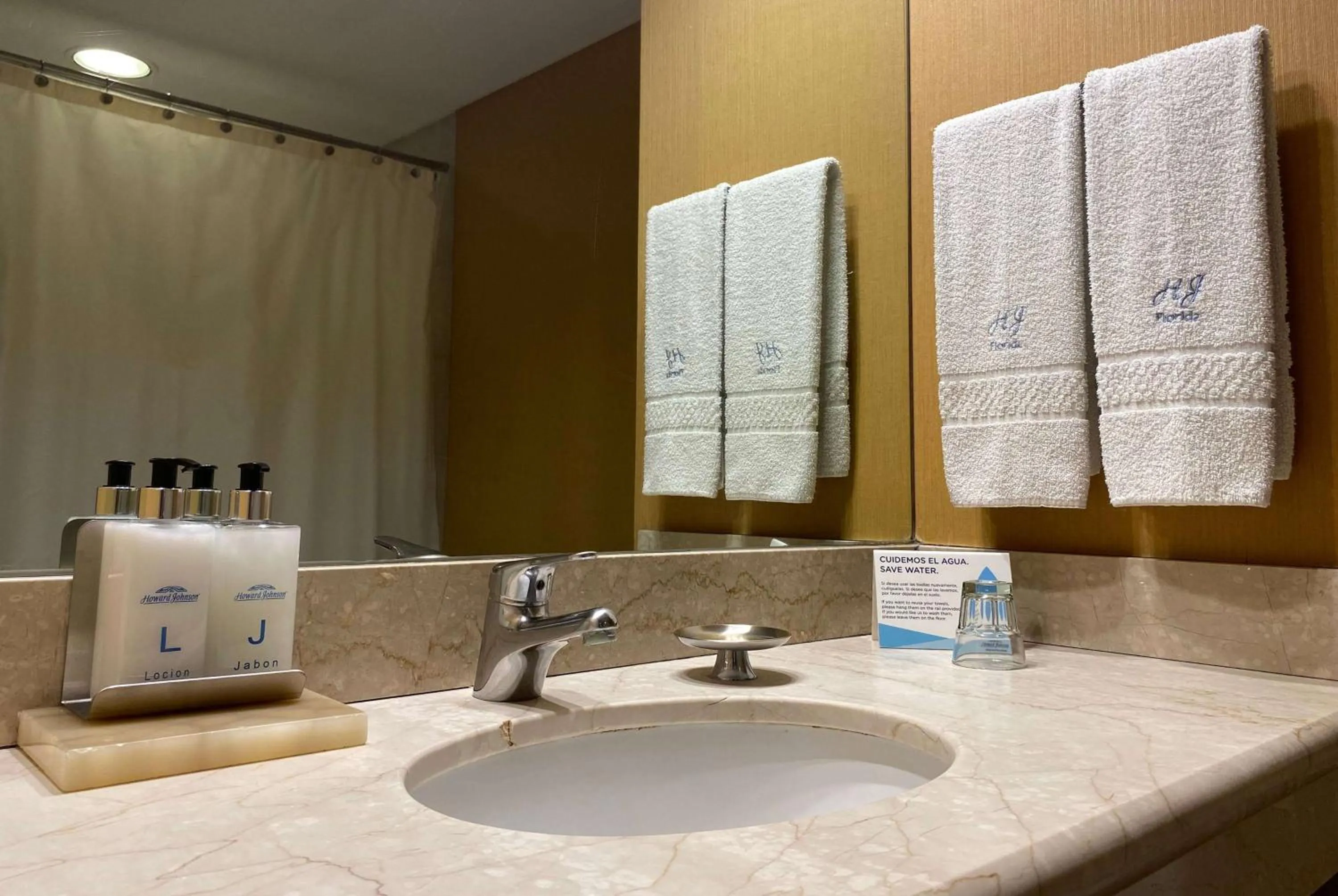 Photo of the whole room in Howard Johnson Plaza by Wyndham Buenos Aires Florida Street