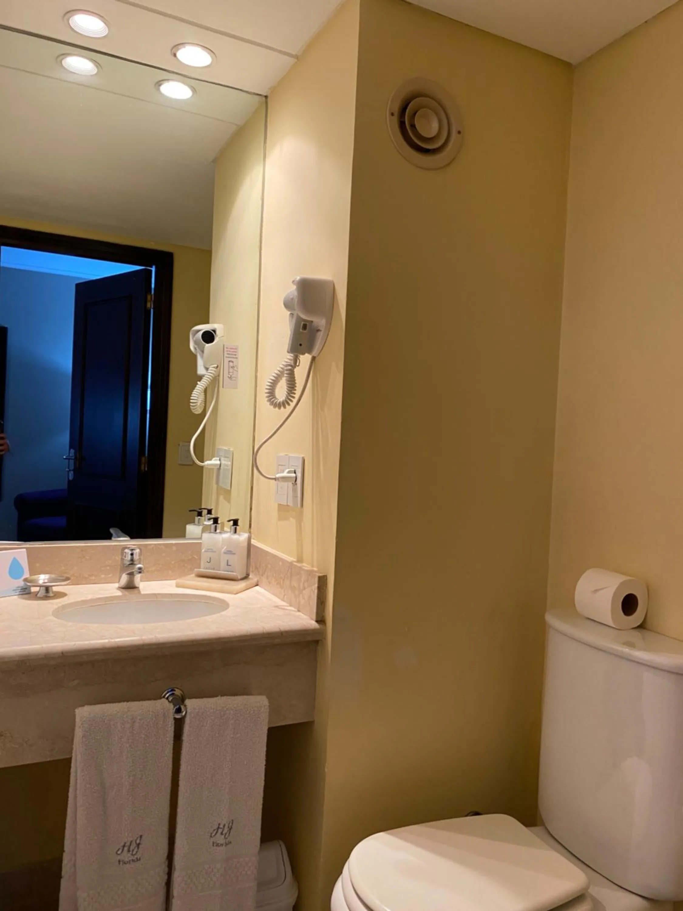 Bathroom in Howard Johnson Plaza by Wyndham Buenos Aires Florida Street