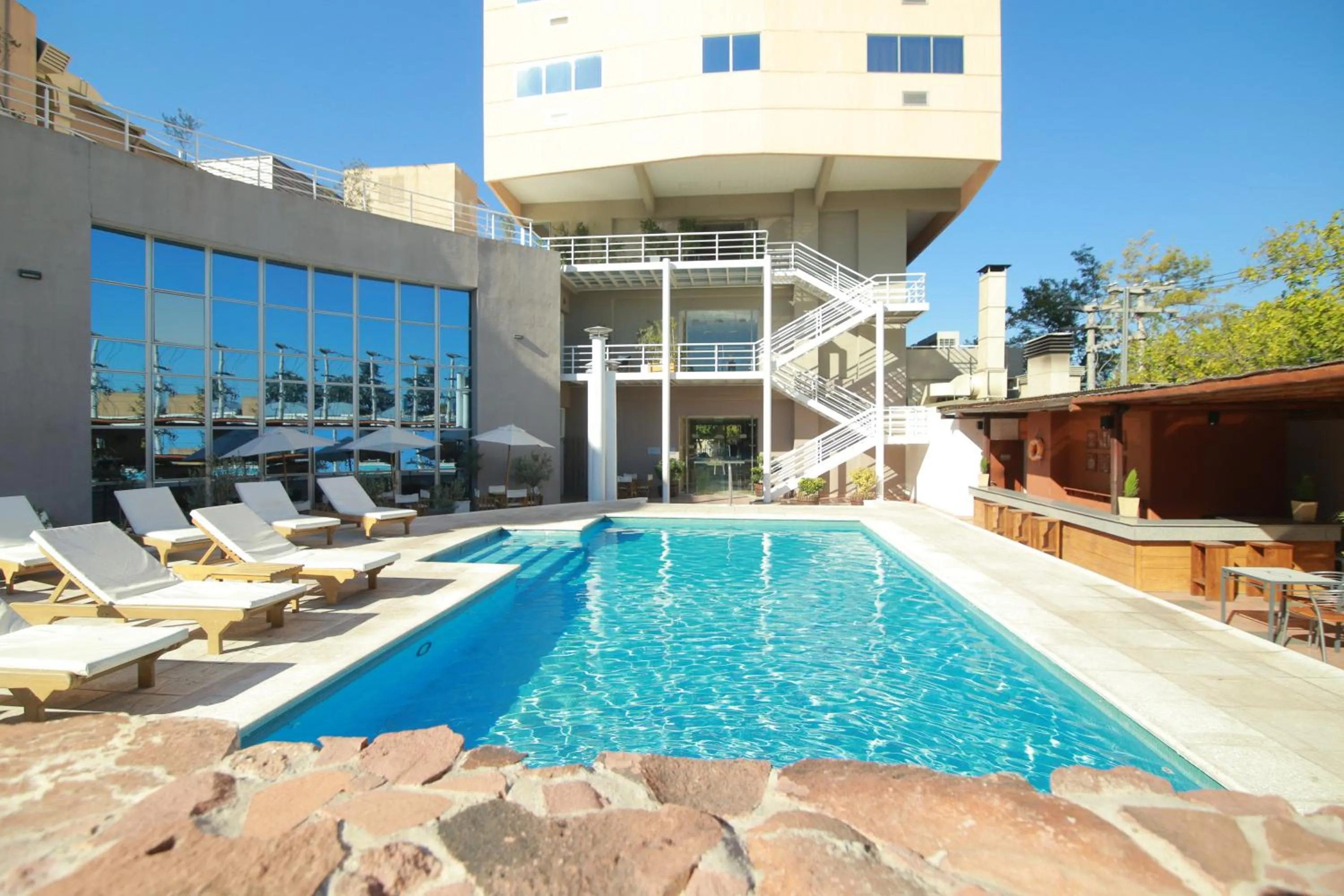 Swimming pool in Hotel Tower Inn & Suites