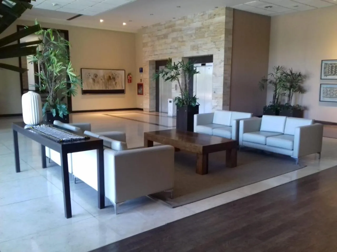 Living room in Hotel Tower Inn & Suites