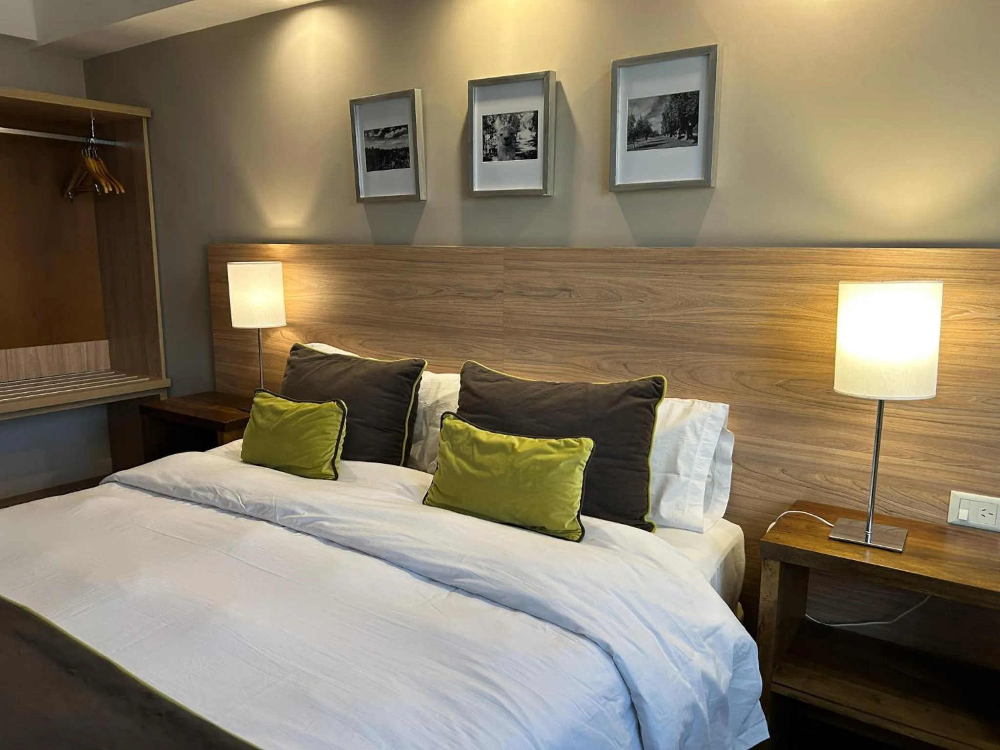 Bed in Hotel Tower Inn & Suites