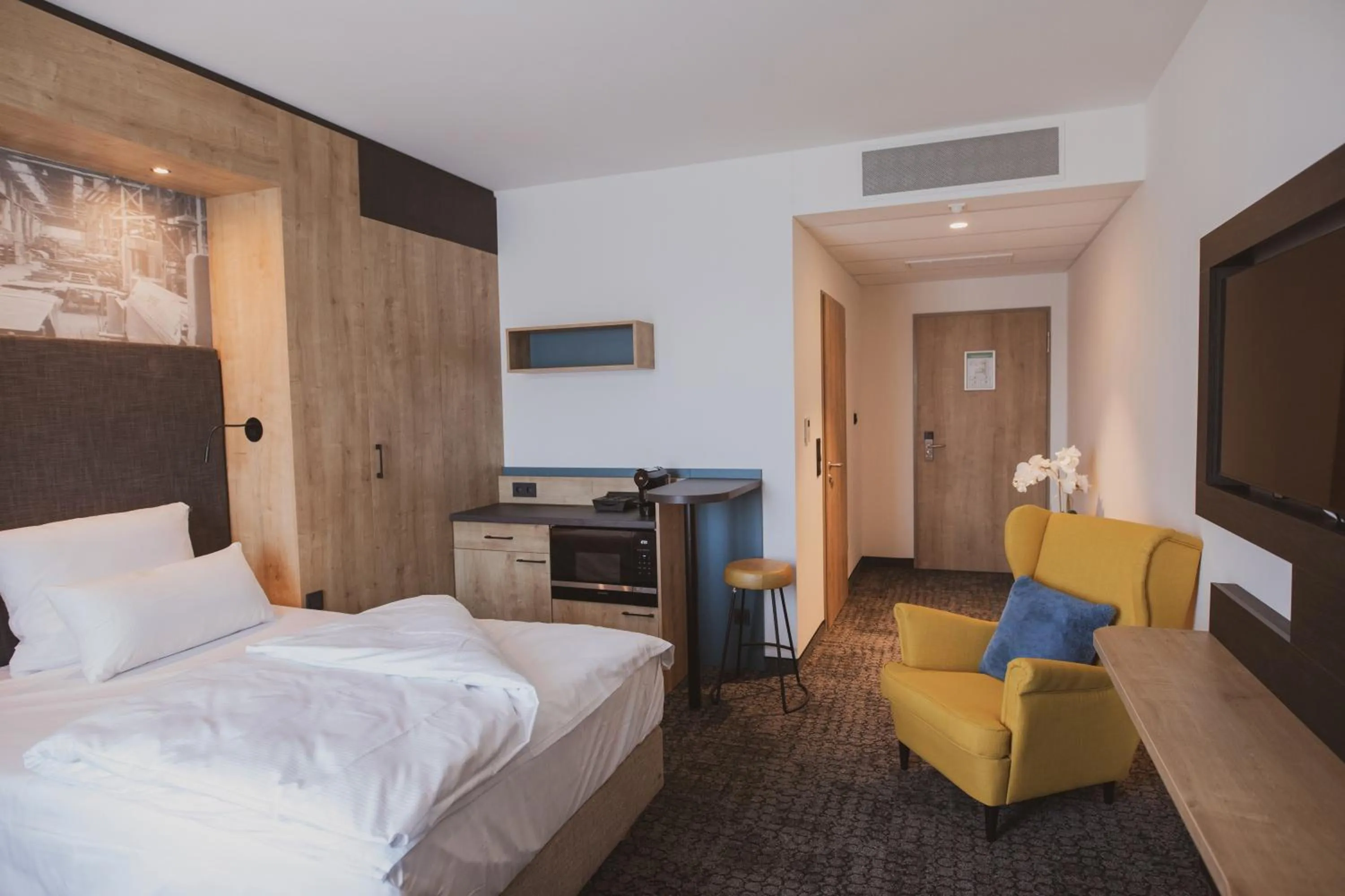 Photo of the whole room, Bed in Das Steinmüller Hotel