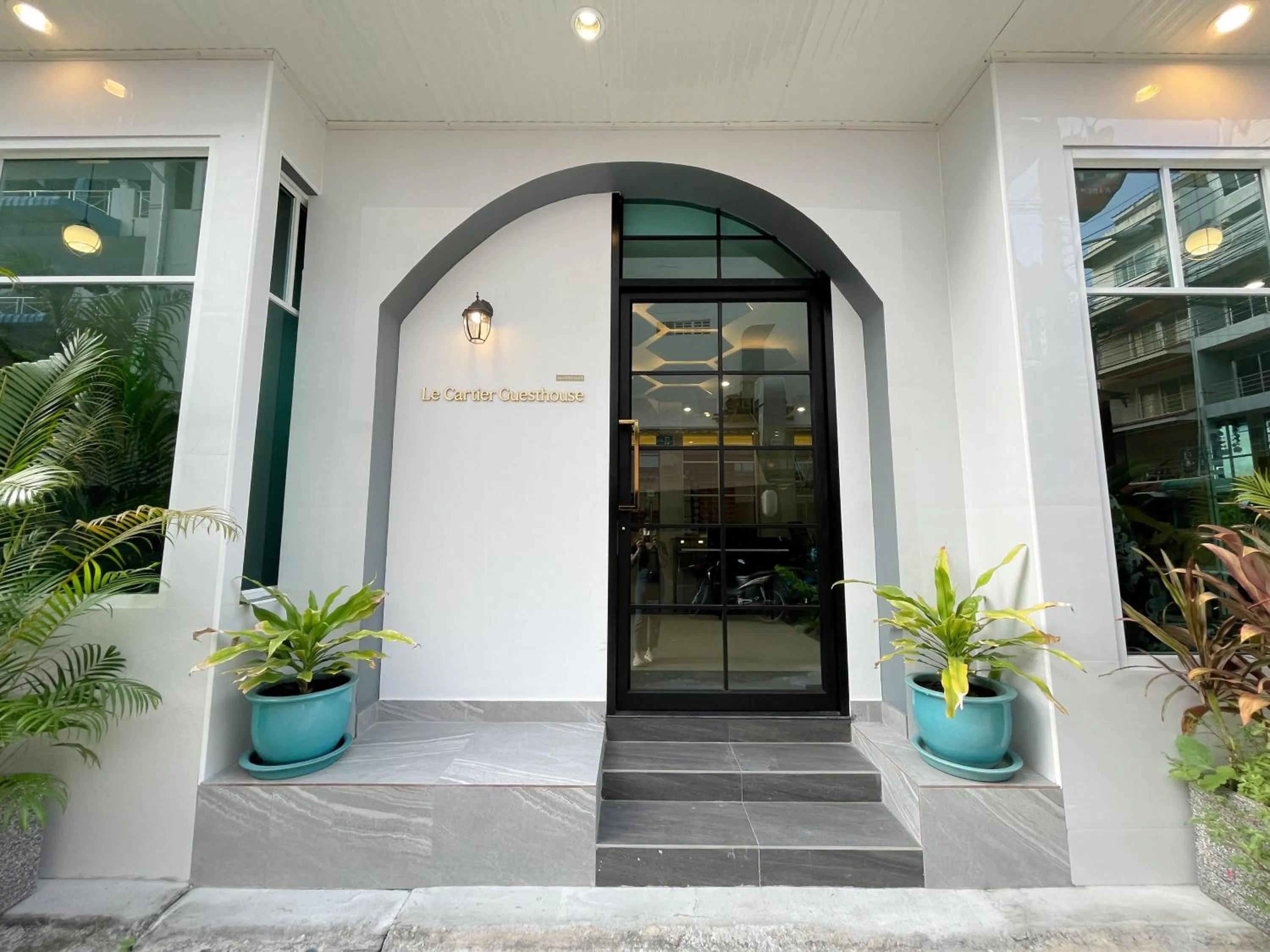 Facade/entrance in Le Cartier