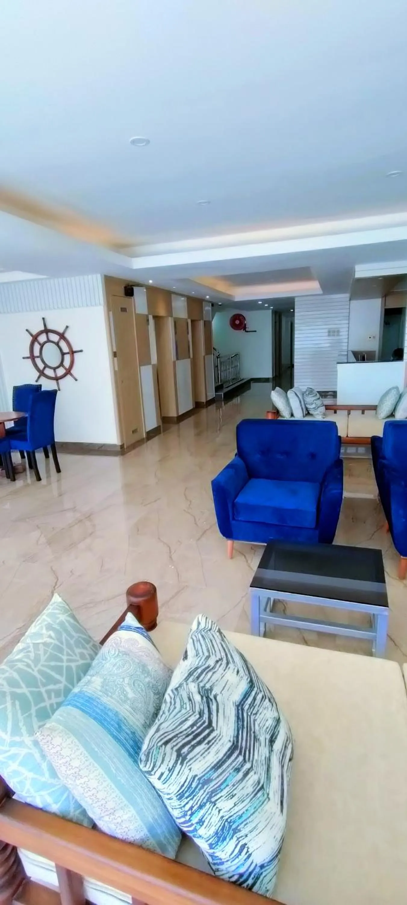 Seating area in Hays Suites Hotel