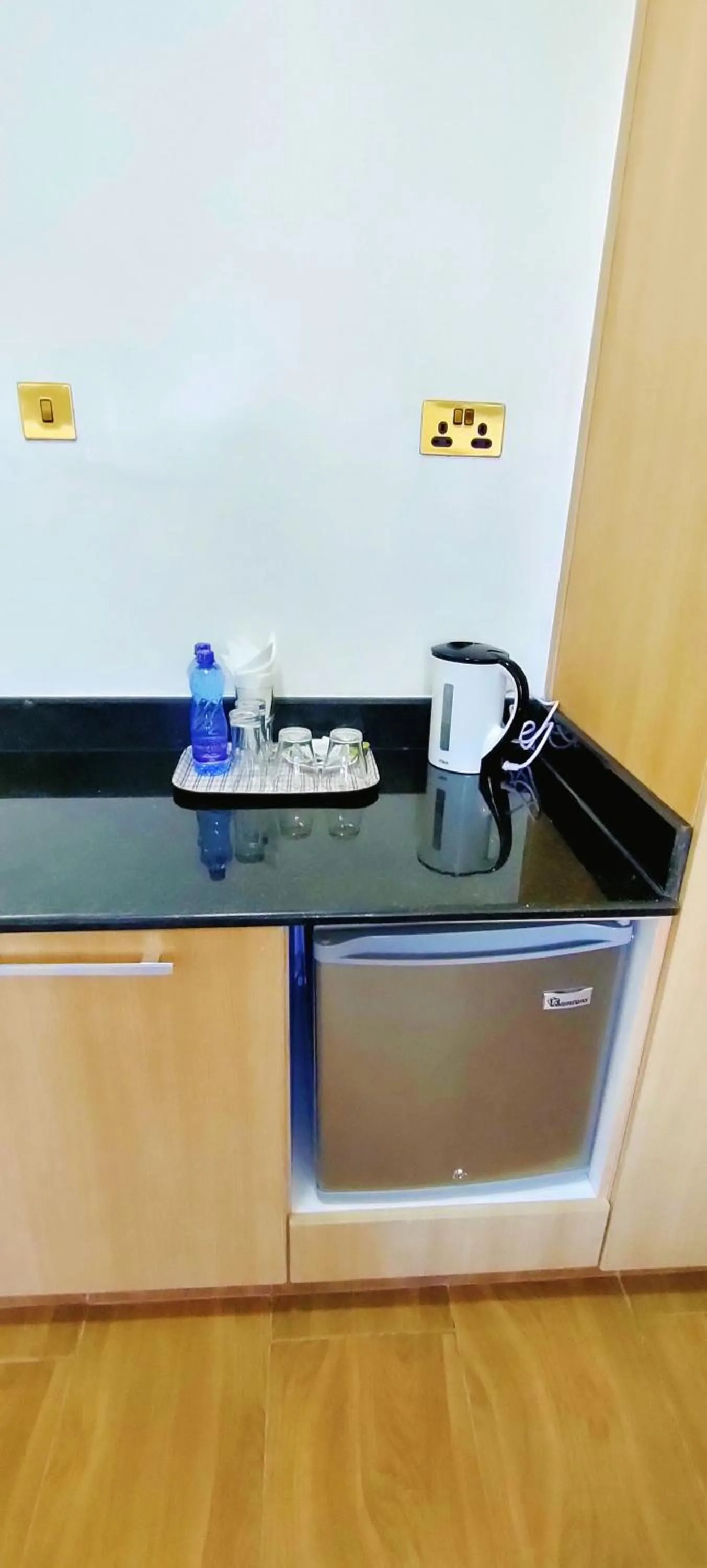 Coffee/tea facilities in Hays Suites Hotel