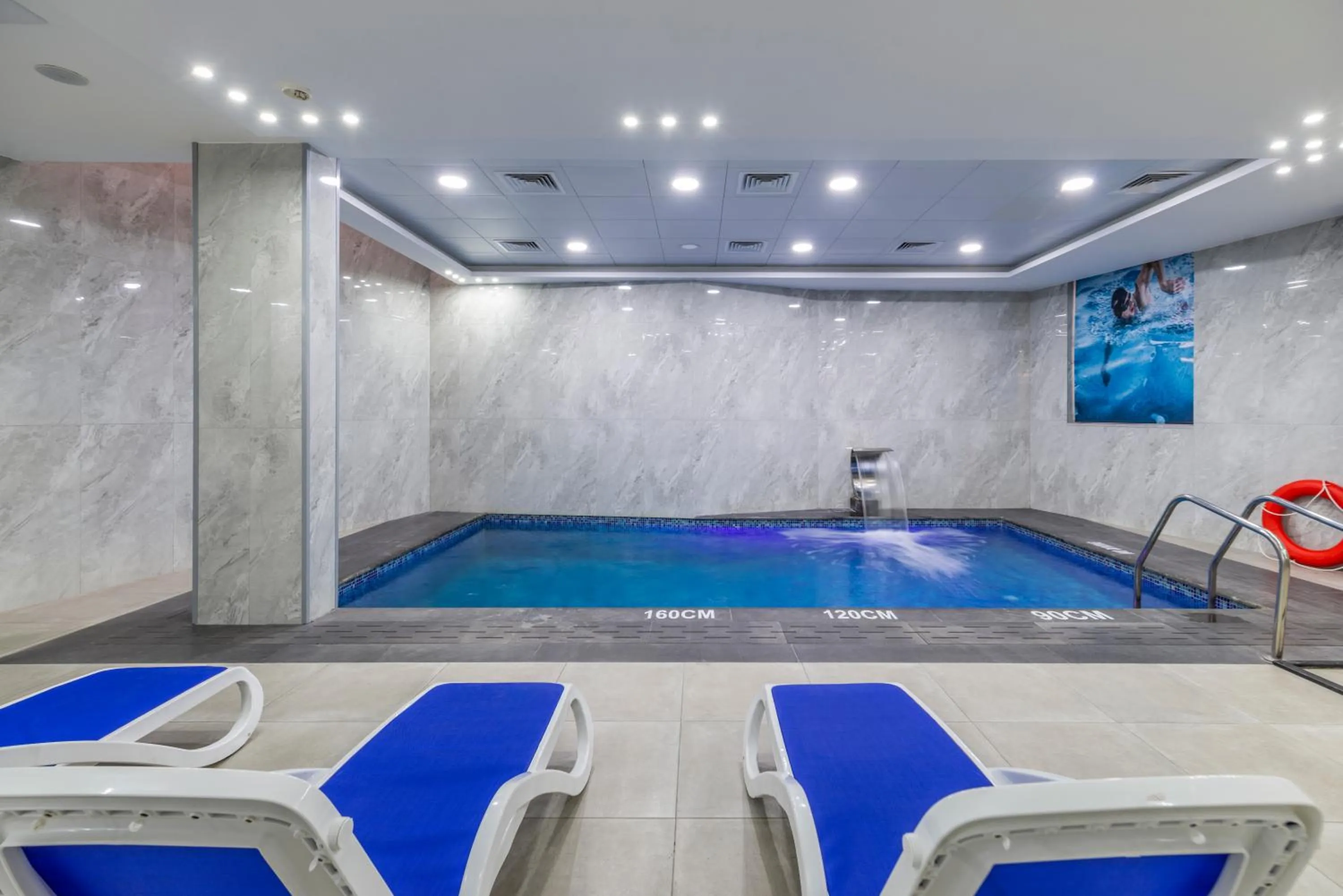 Swimming pool in Petra Elite Hotel