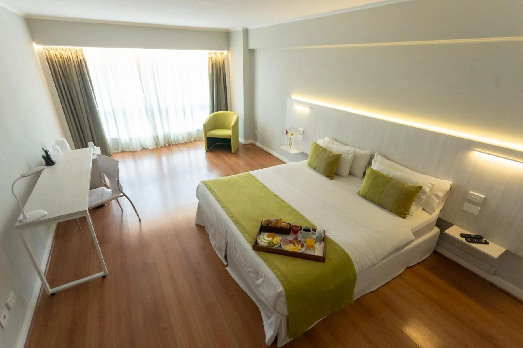 Photo of the whole room, Bed in Pestana Buenos Aires