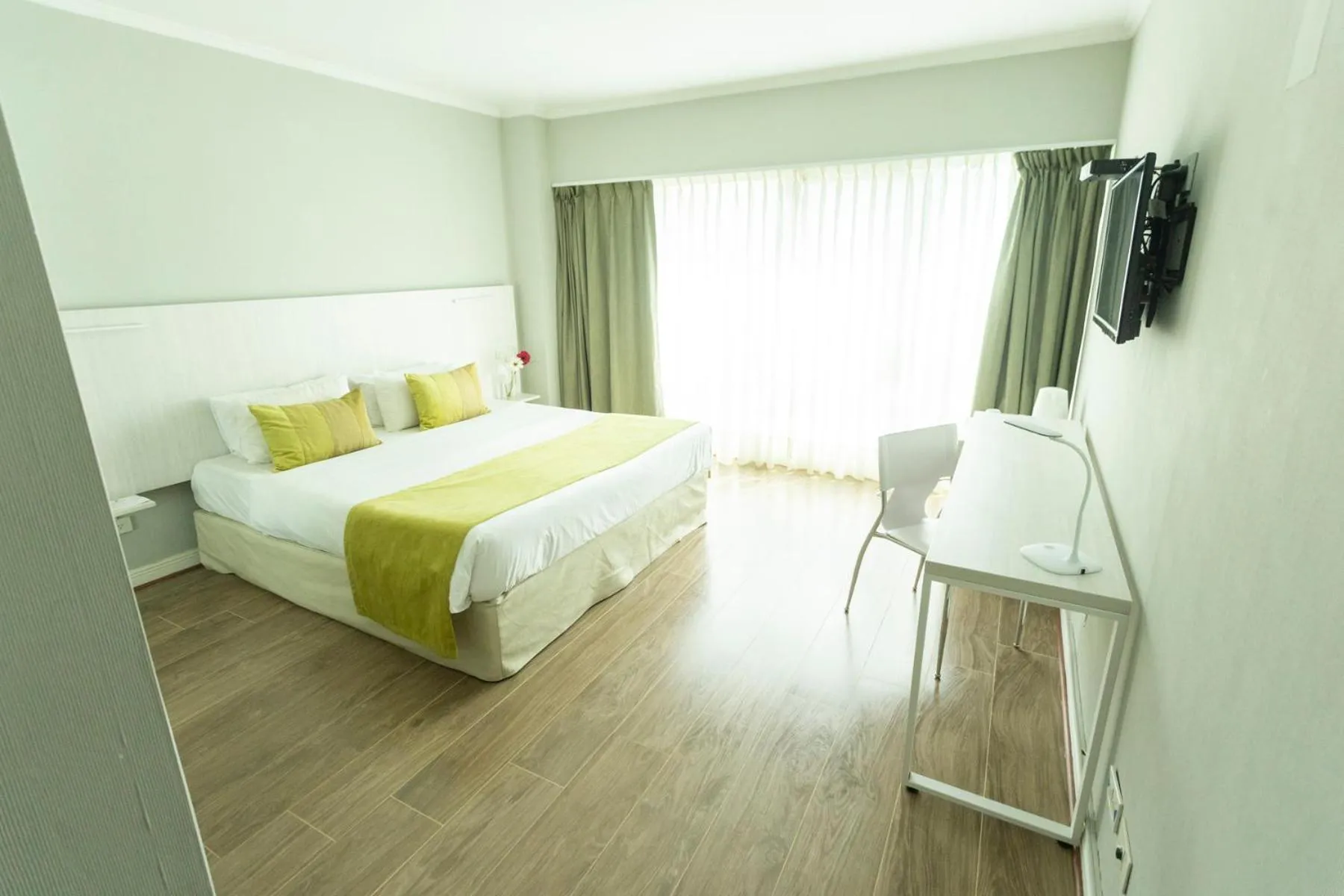 Photo of the whole room, Bed in Pestana Buenos Aires