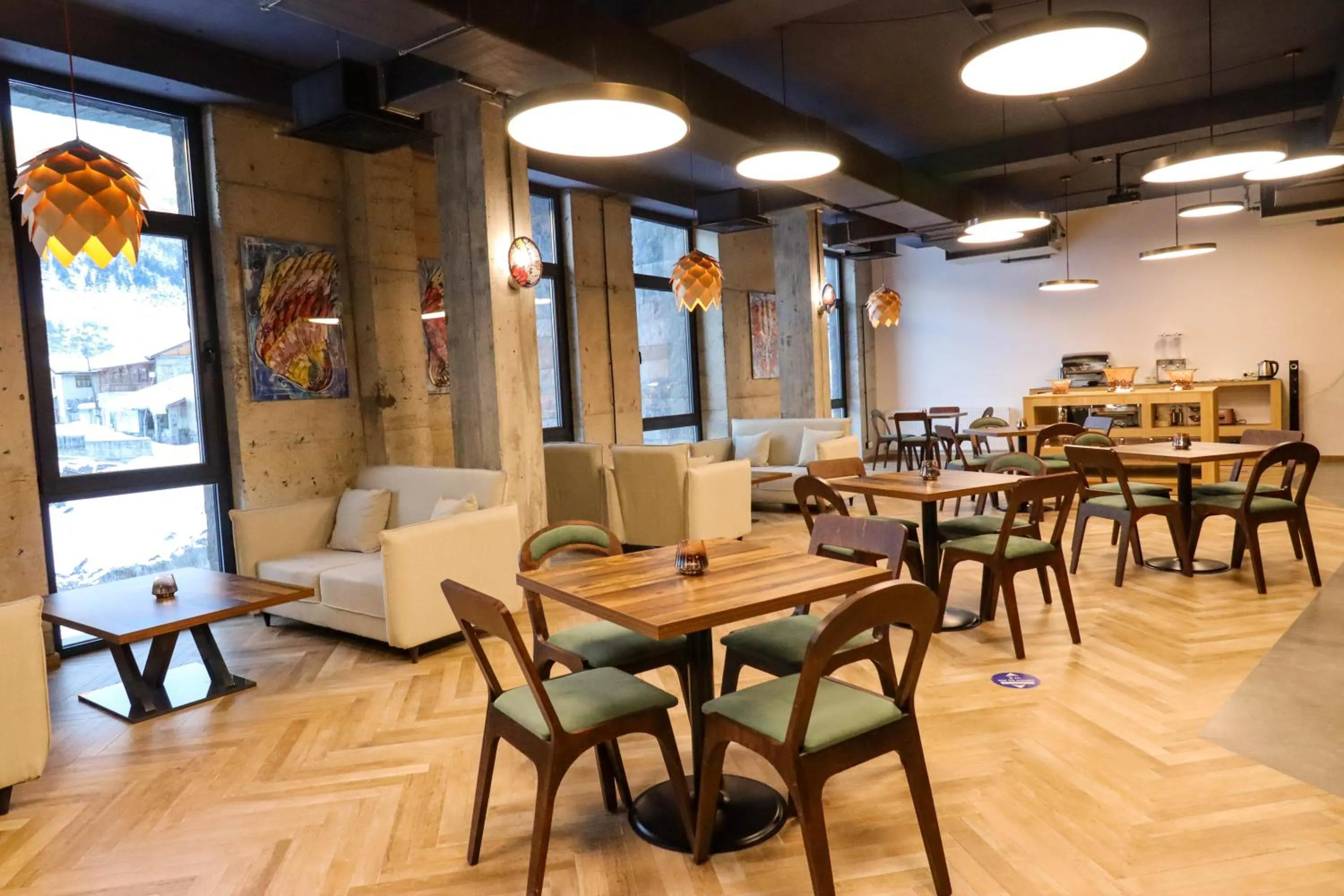 Restaurant/places to eat in Paliani Hotel