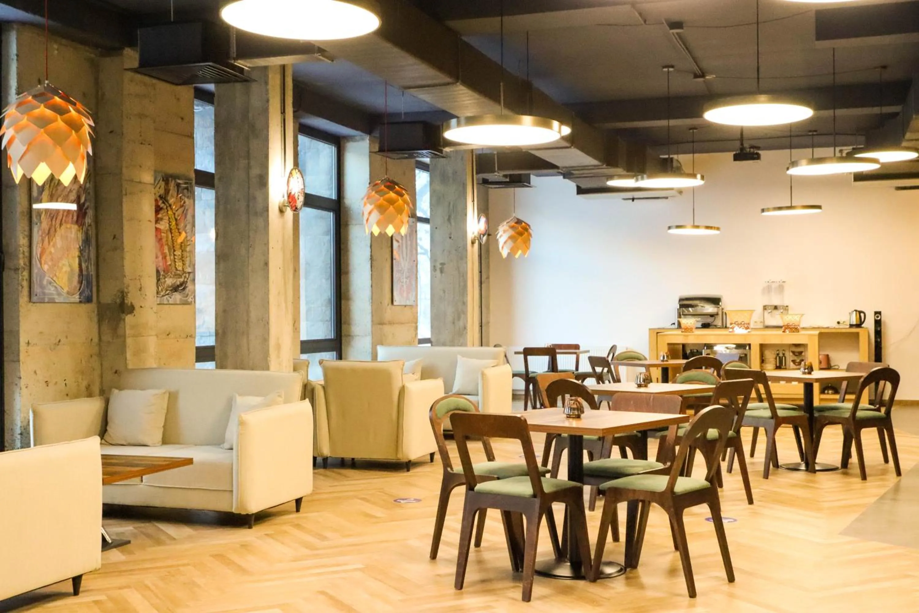 Restaurant/places to eat in Paliani Hotel